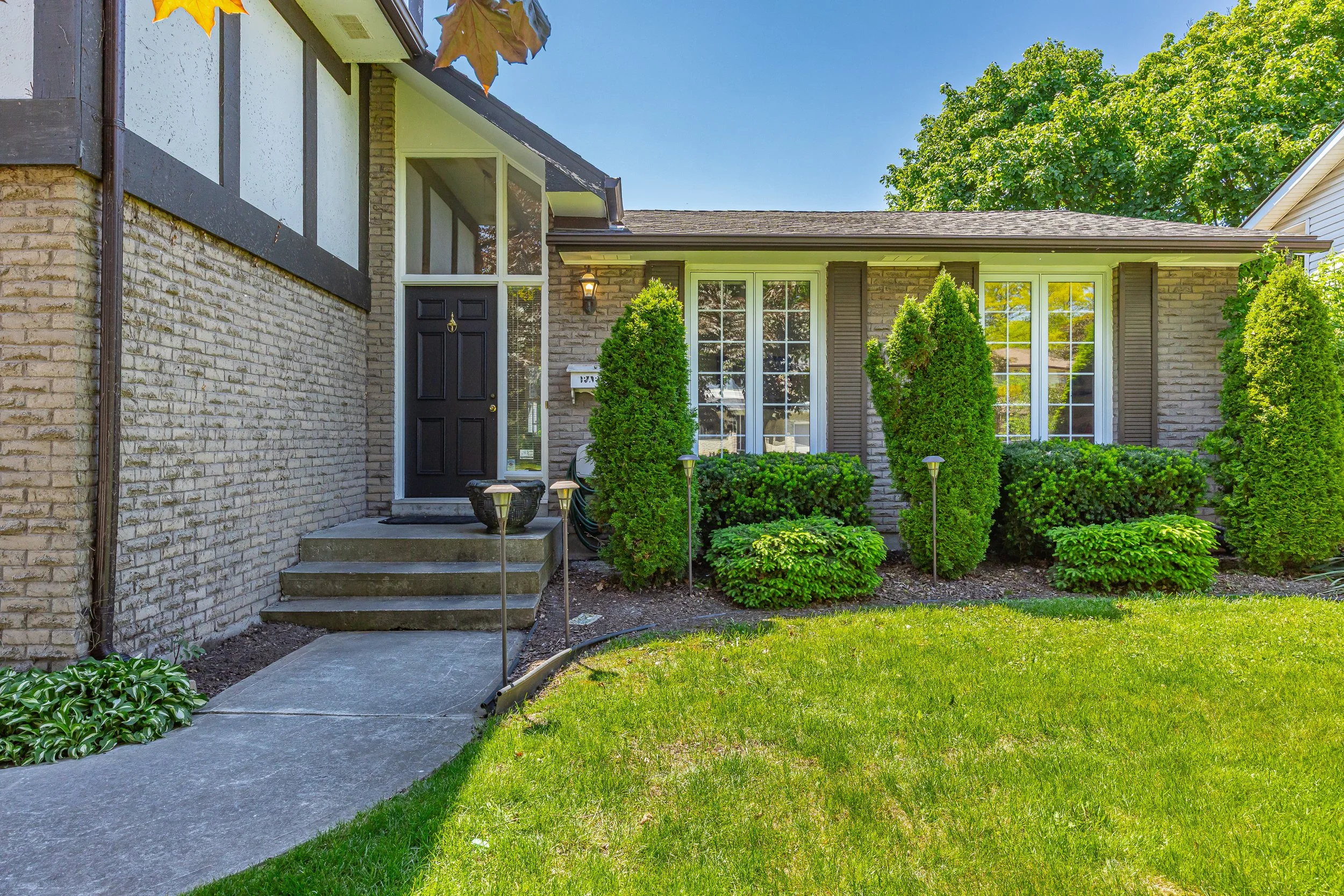 923 Farnham Rd -05.jpg