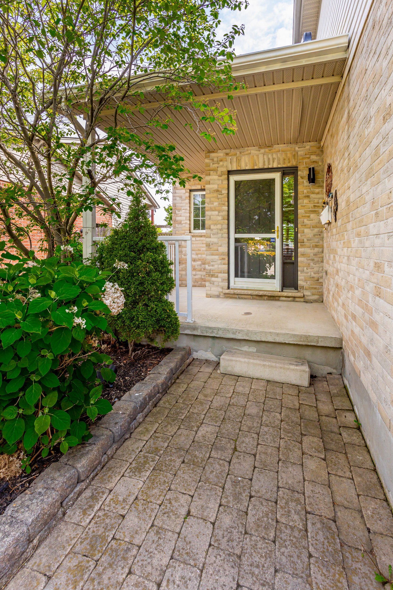 476 Cardigan Dr-4.jpg