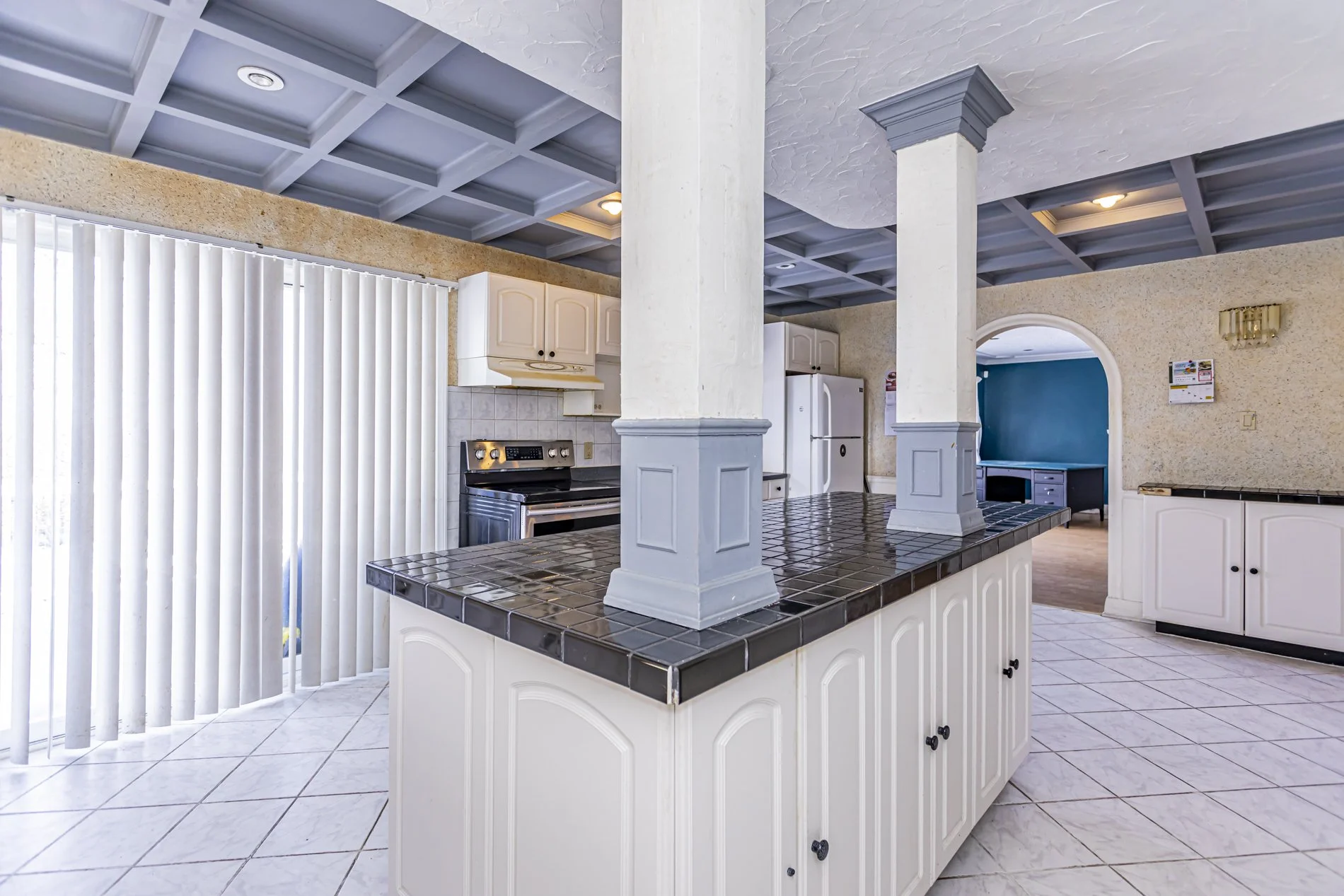 545 Commissioners Rd W_14.JPG