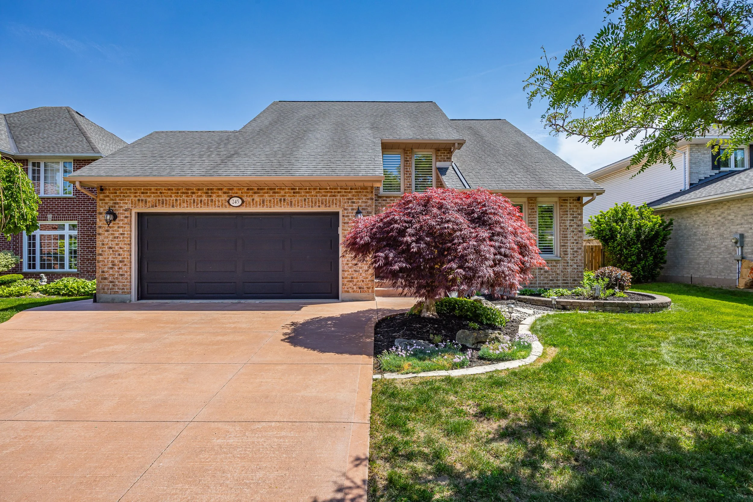 245 Ensign Cres -02.jpg