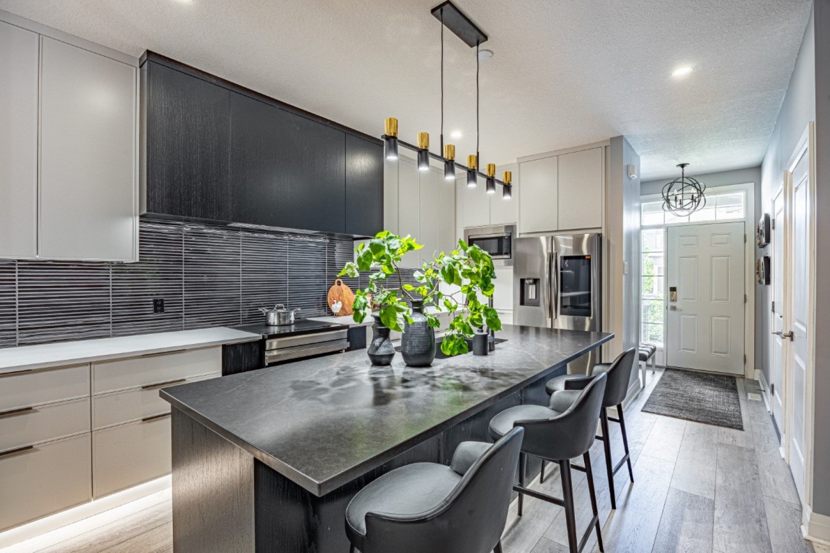 3229 Raleigh Cres-8.jpg