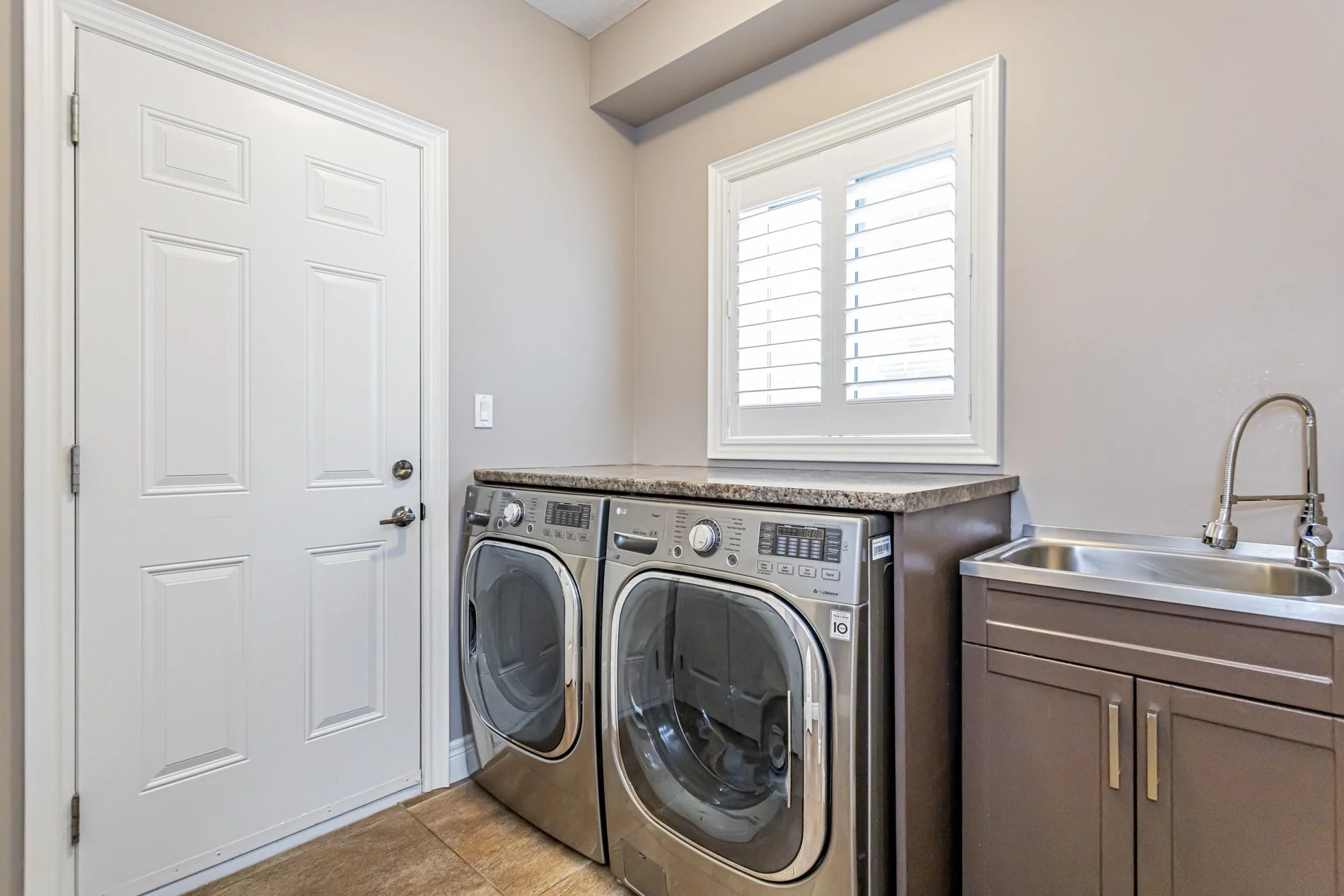 2161 Dogwood Cres_19.JPG