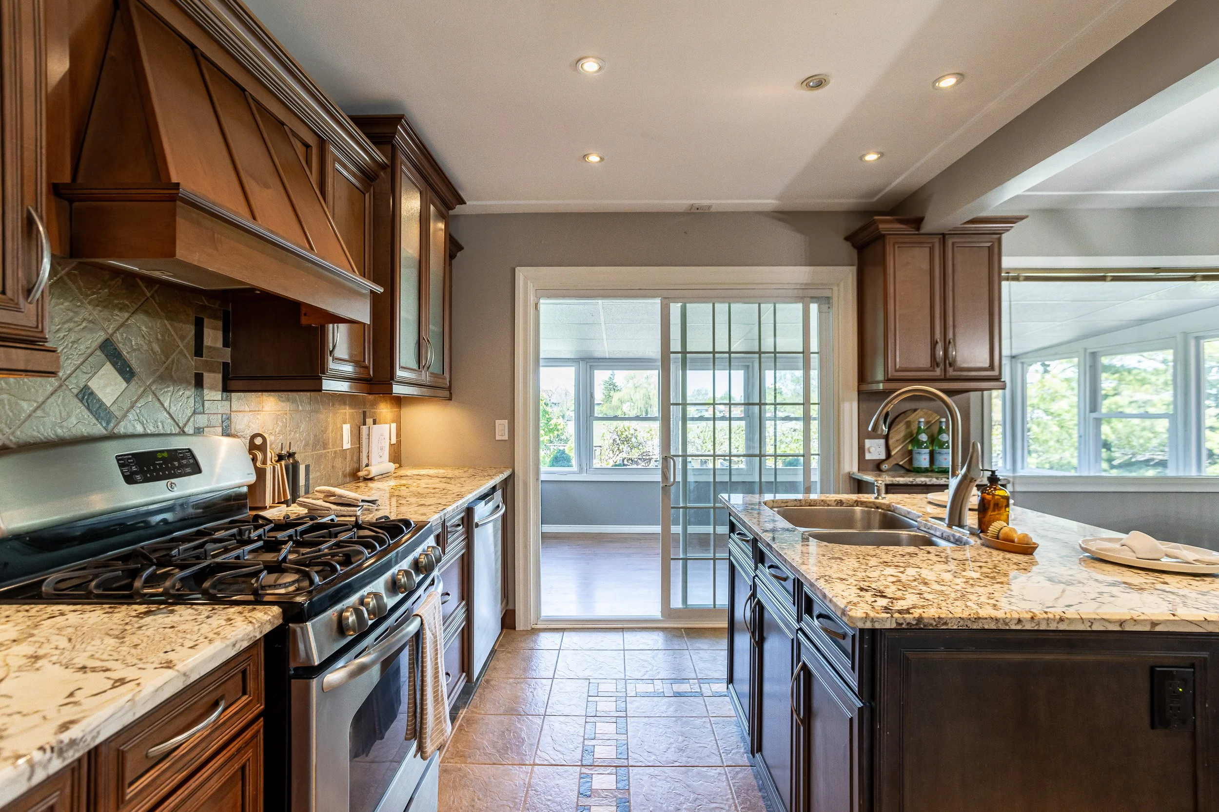 709 Galloway Cres-17.jpg