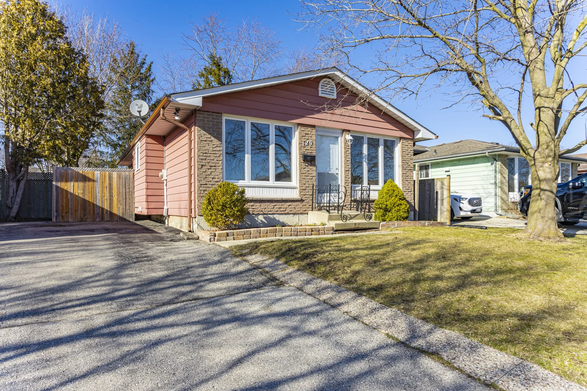 129 Nicholas Cres_03.jpg