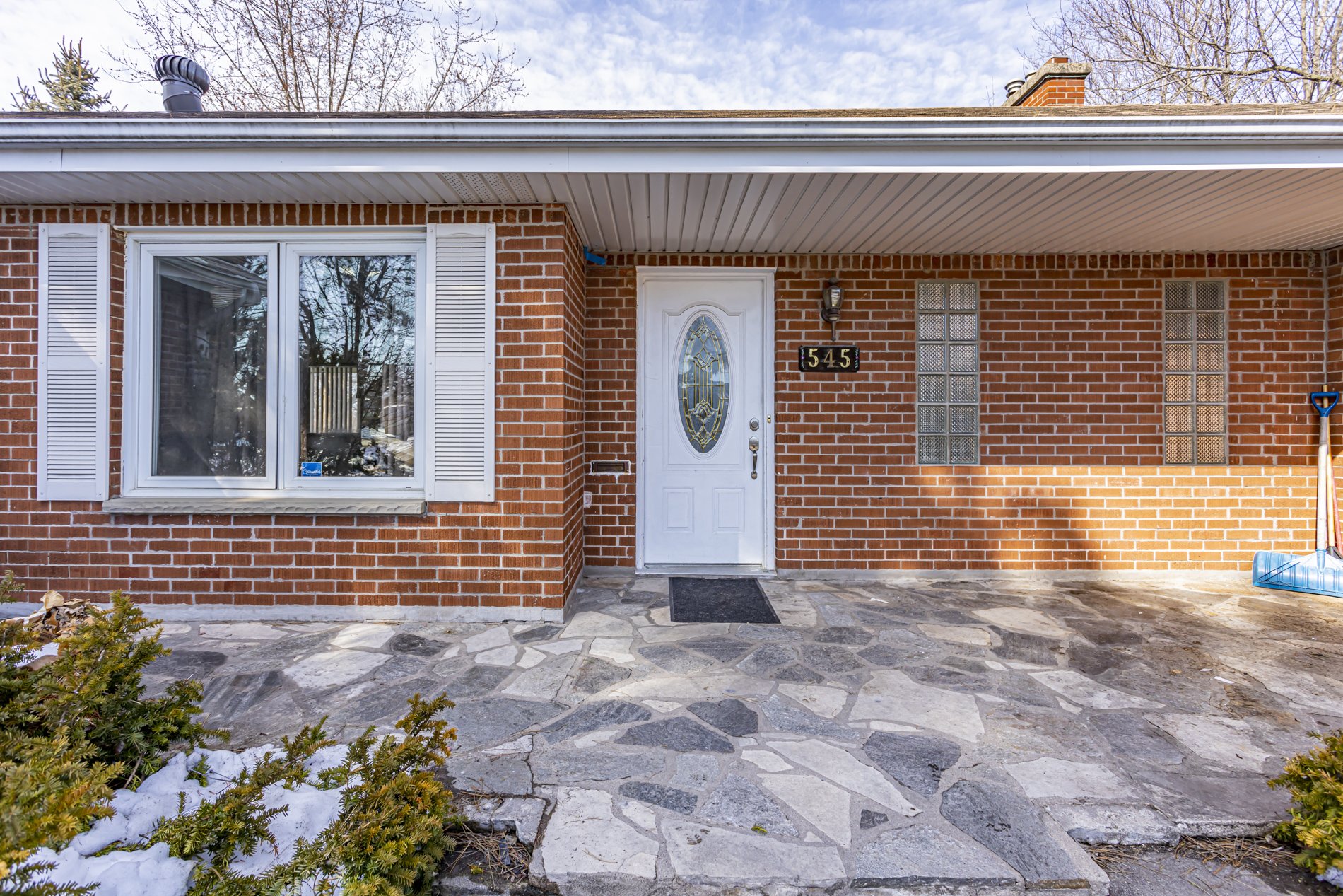 545 Commissioners Rd W_06.JPG