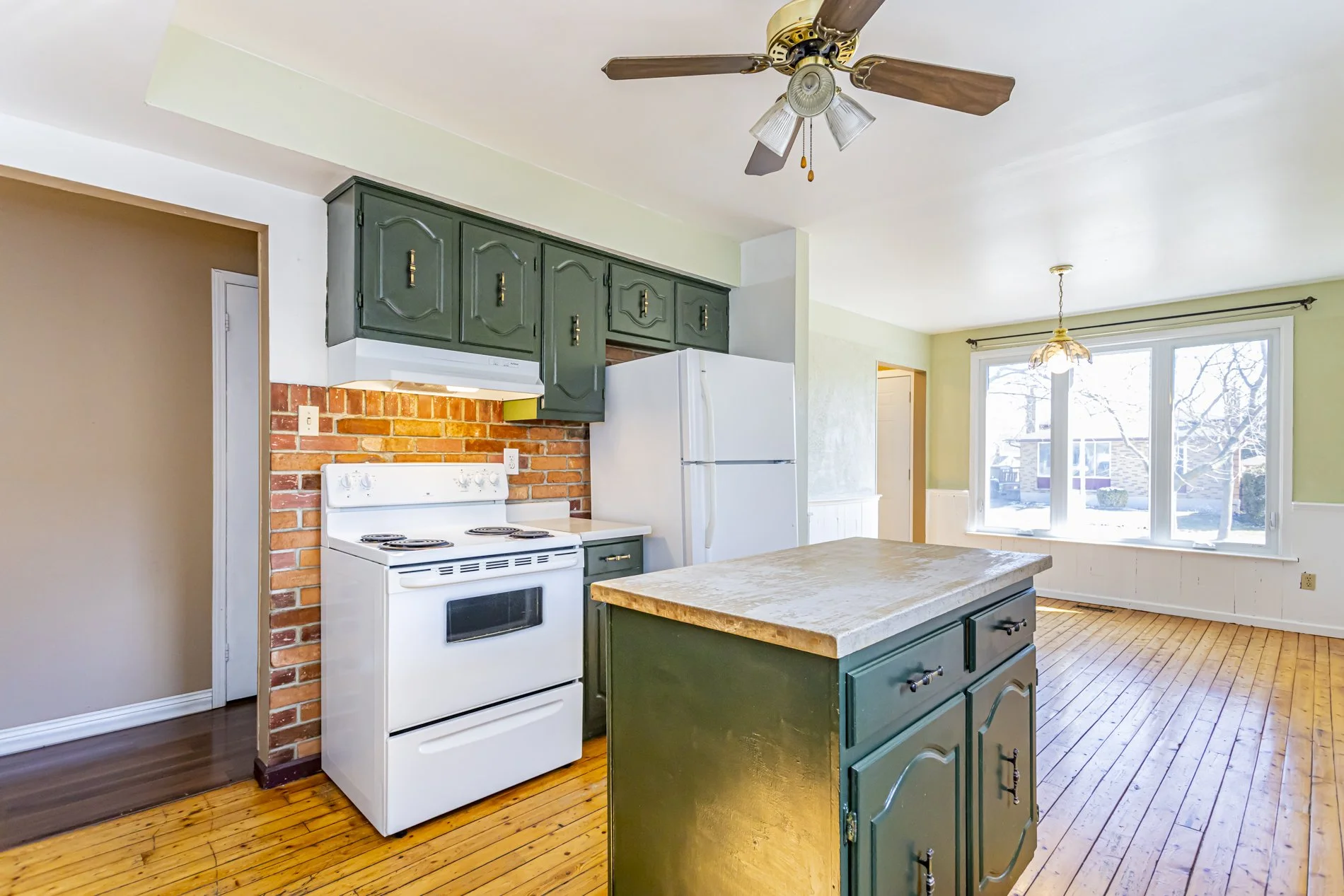 129 Nicholas Cres_13.jpg