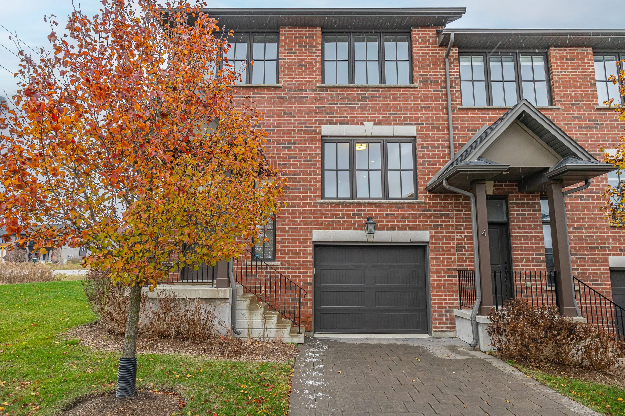 555 Sunningdale Rd E -02.jpg