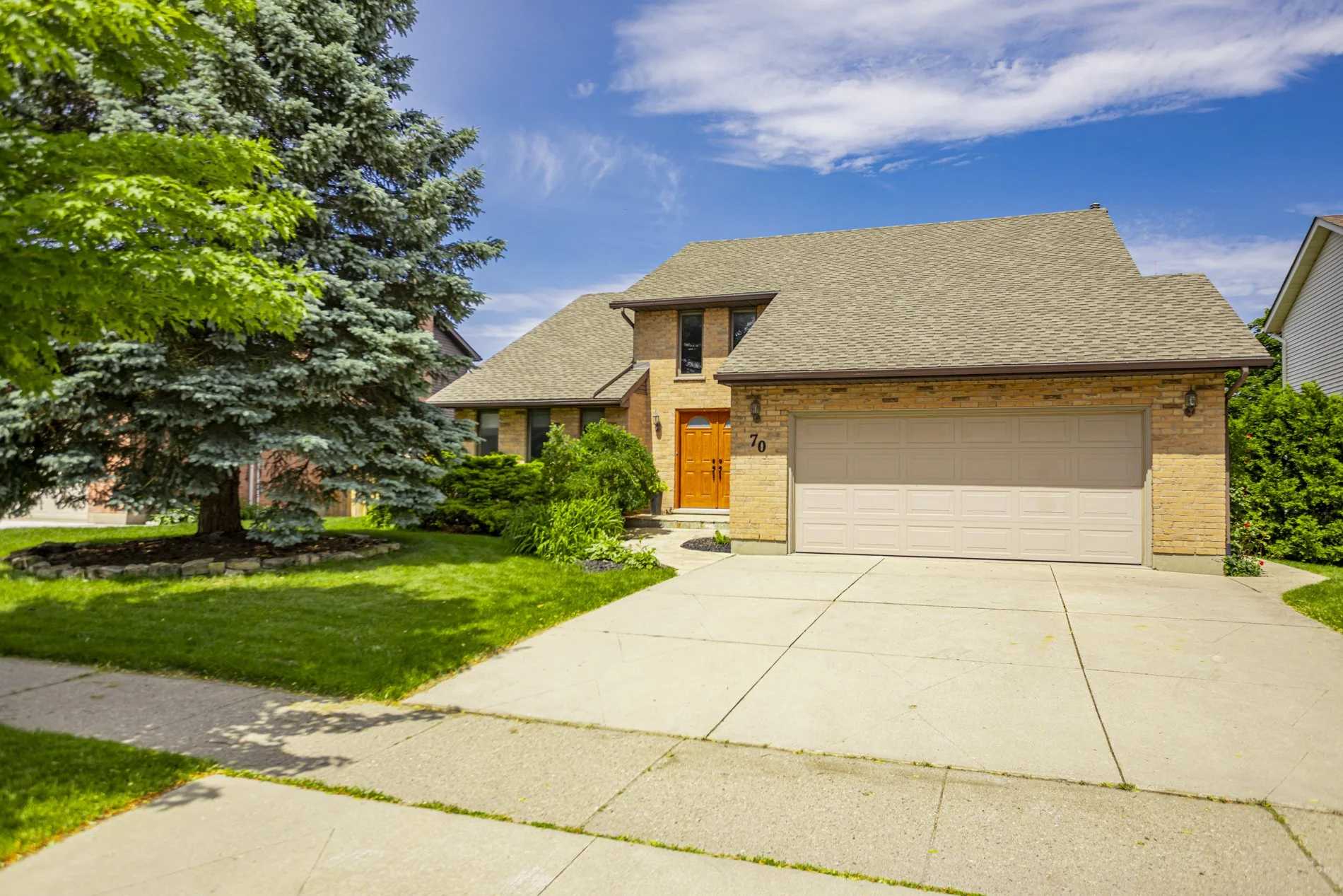 70 Thumnderbird Cres_02.JPG