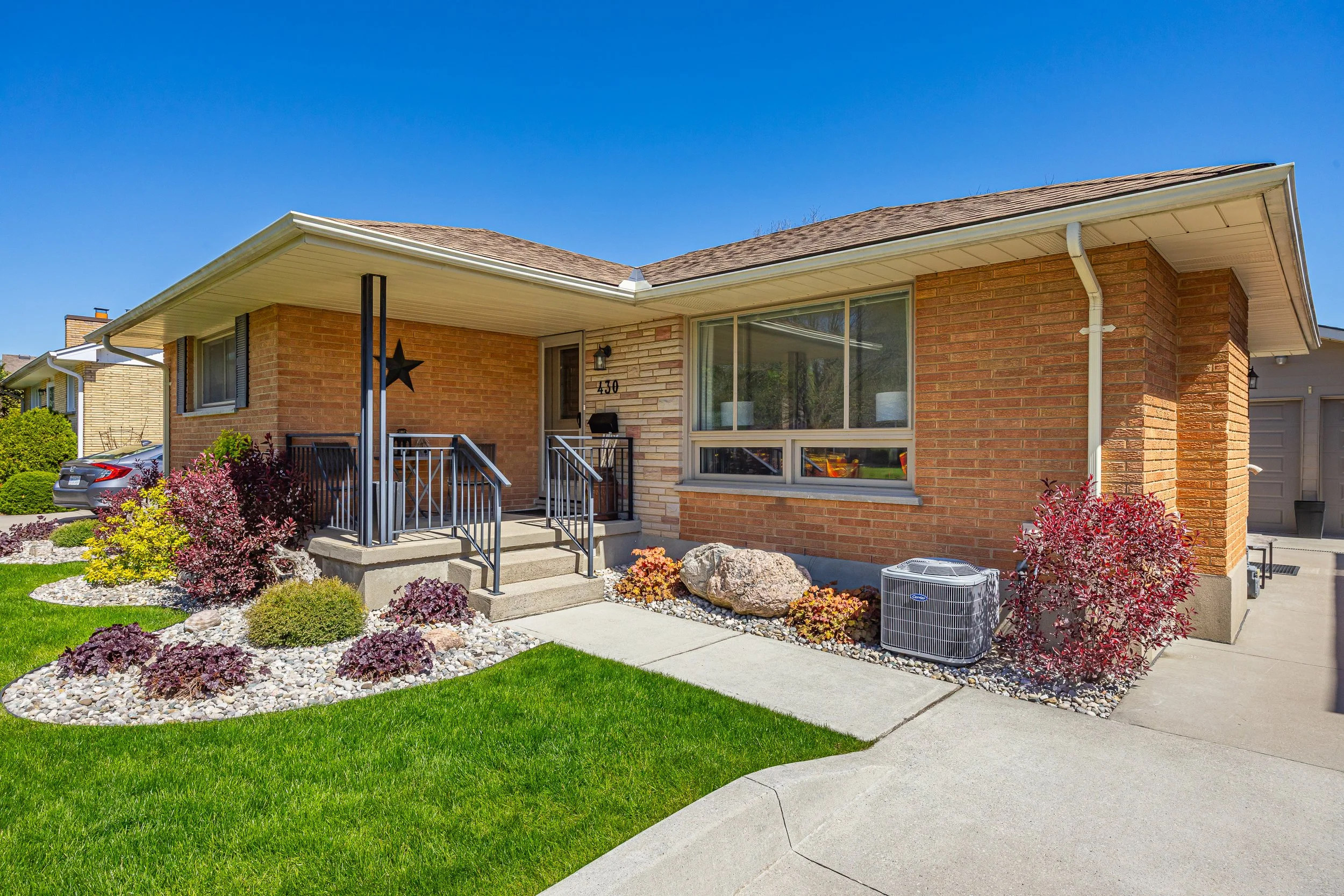 430 Magnolia Cres -04.jpg