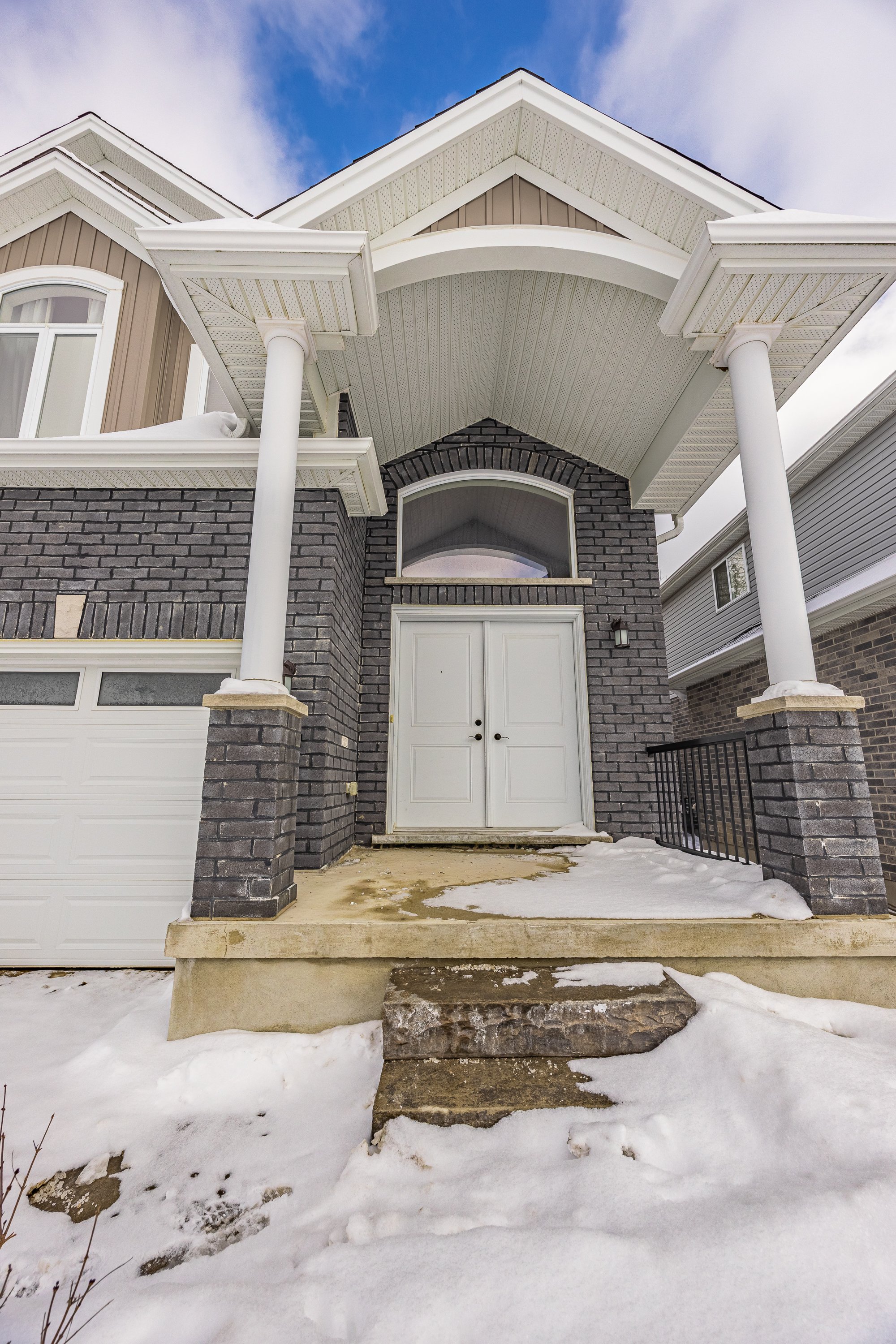 471 Sophia Cres -04.jpg