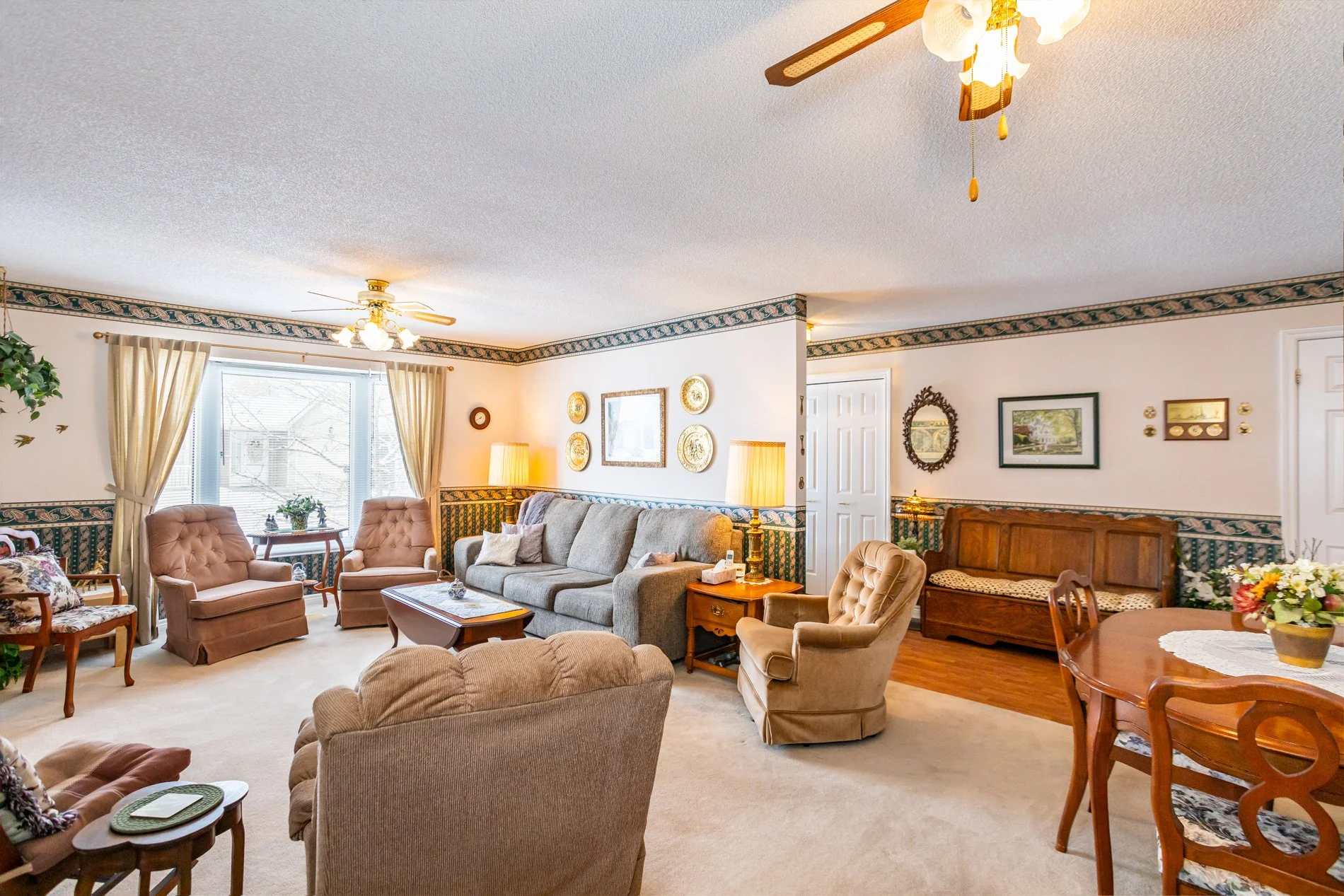 60 Hawkins Cres-12.jpg