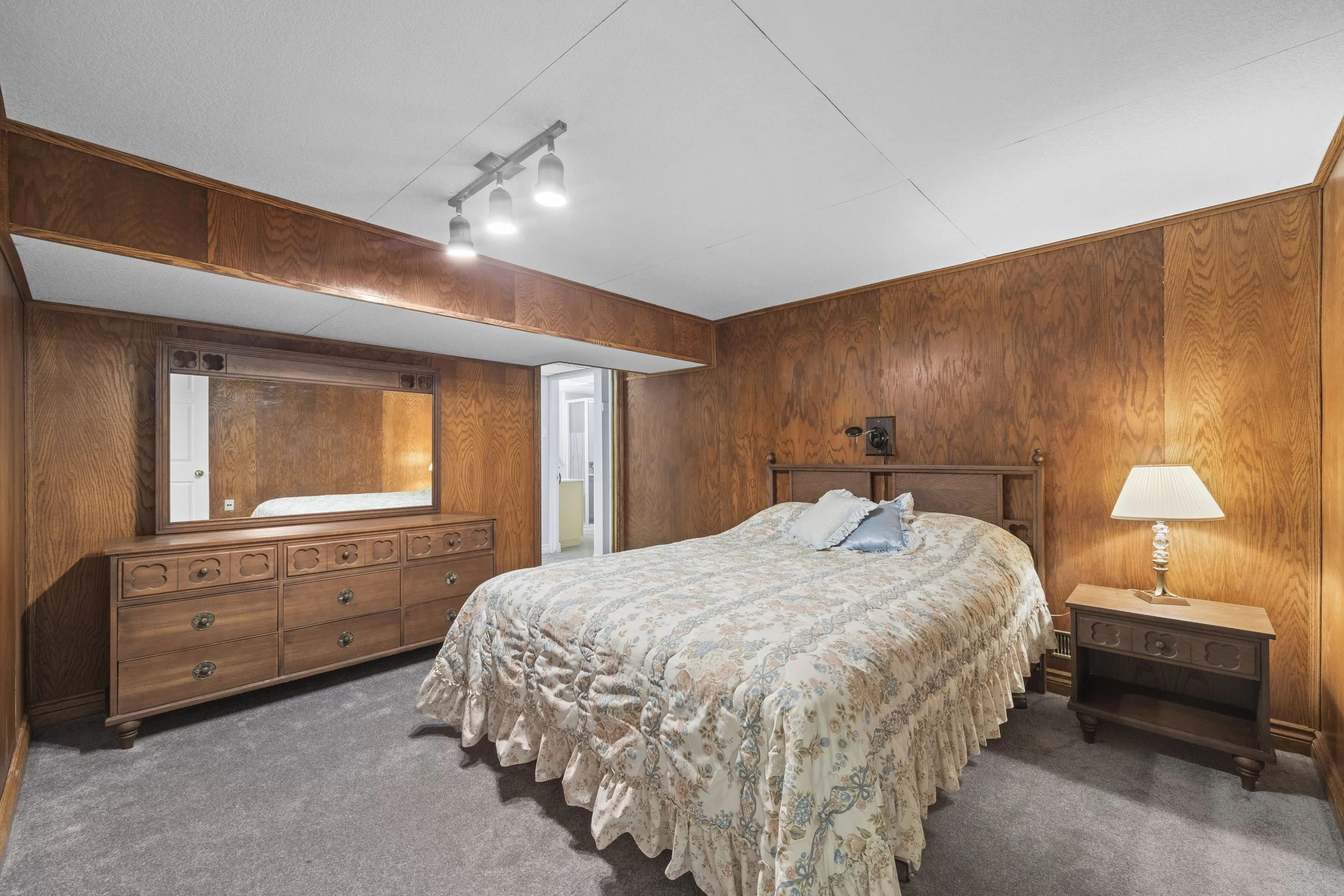 7069 Diane Cres -08.JPG