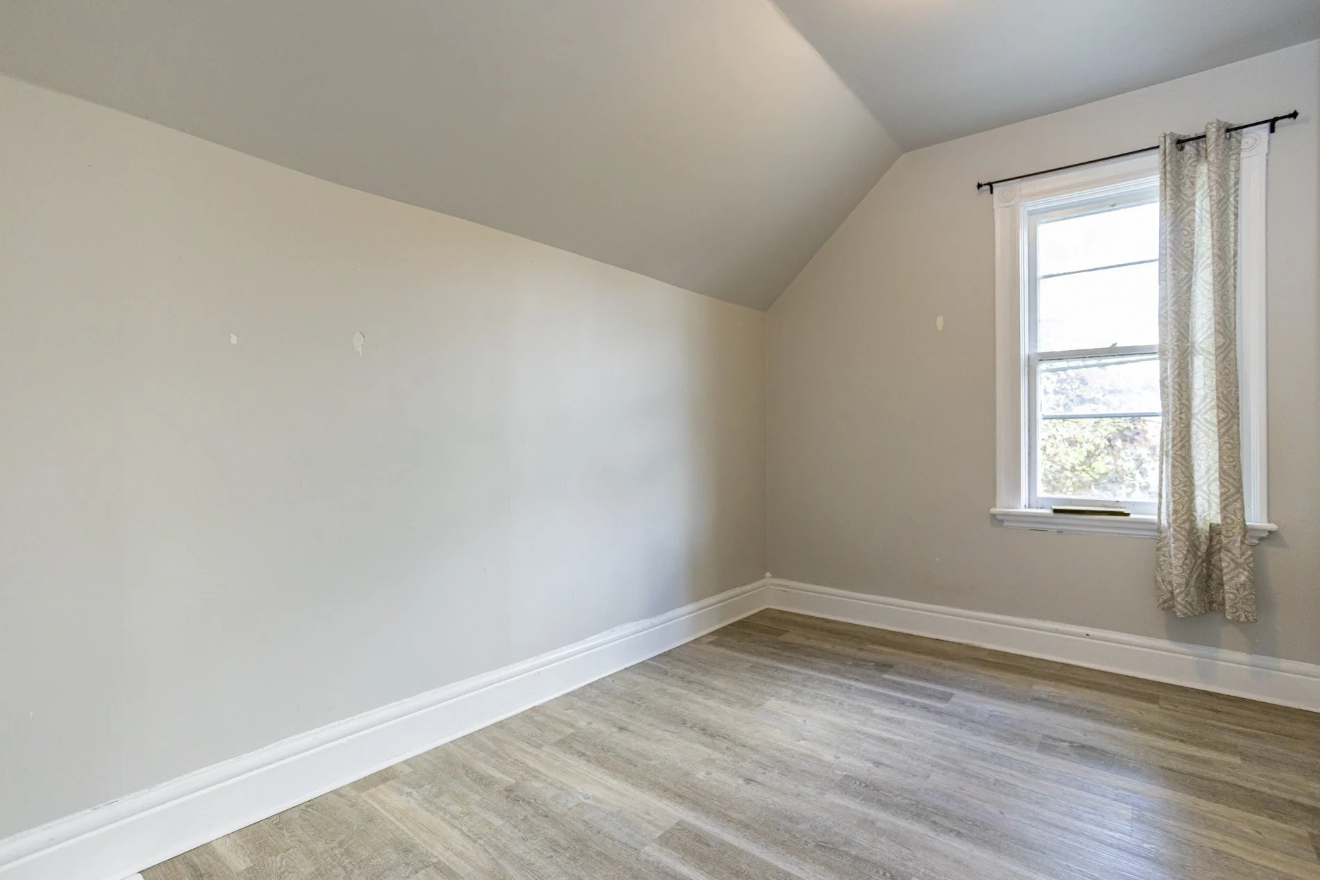 621 Dufferin Ave_18.JPG