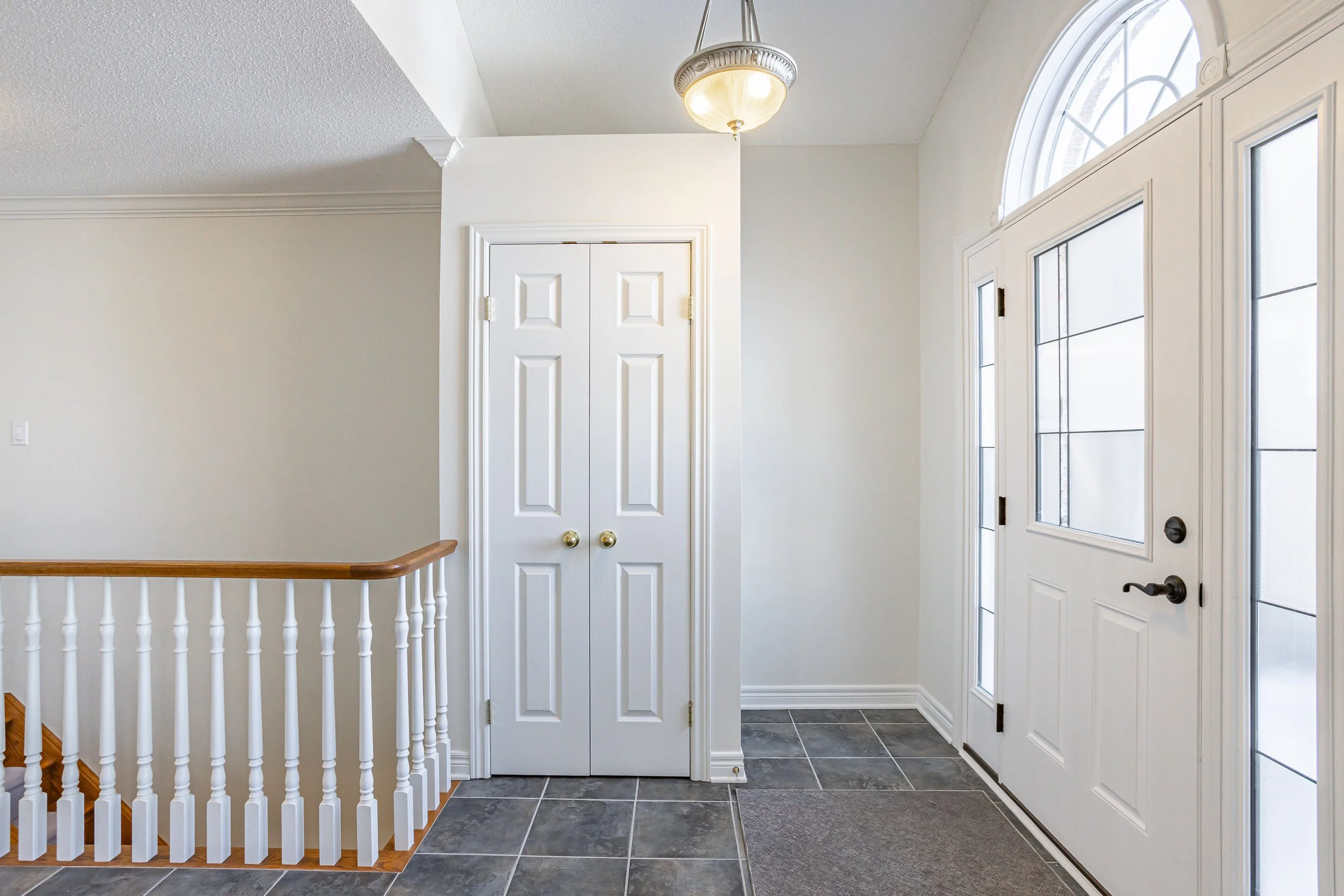 928 Crestview Cres-5.jpg