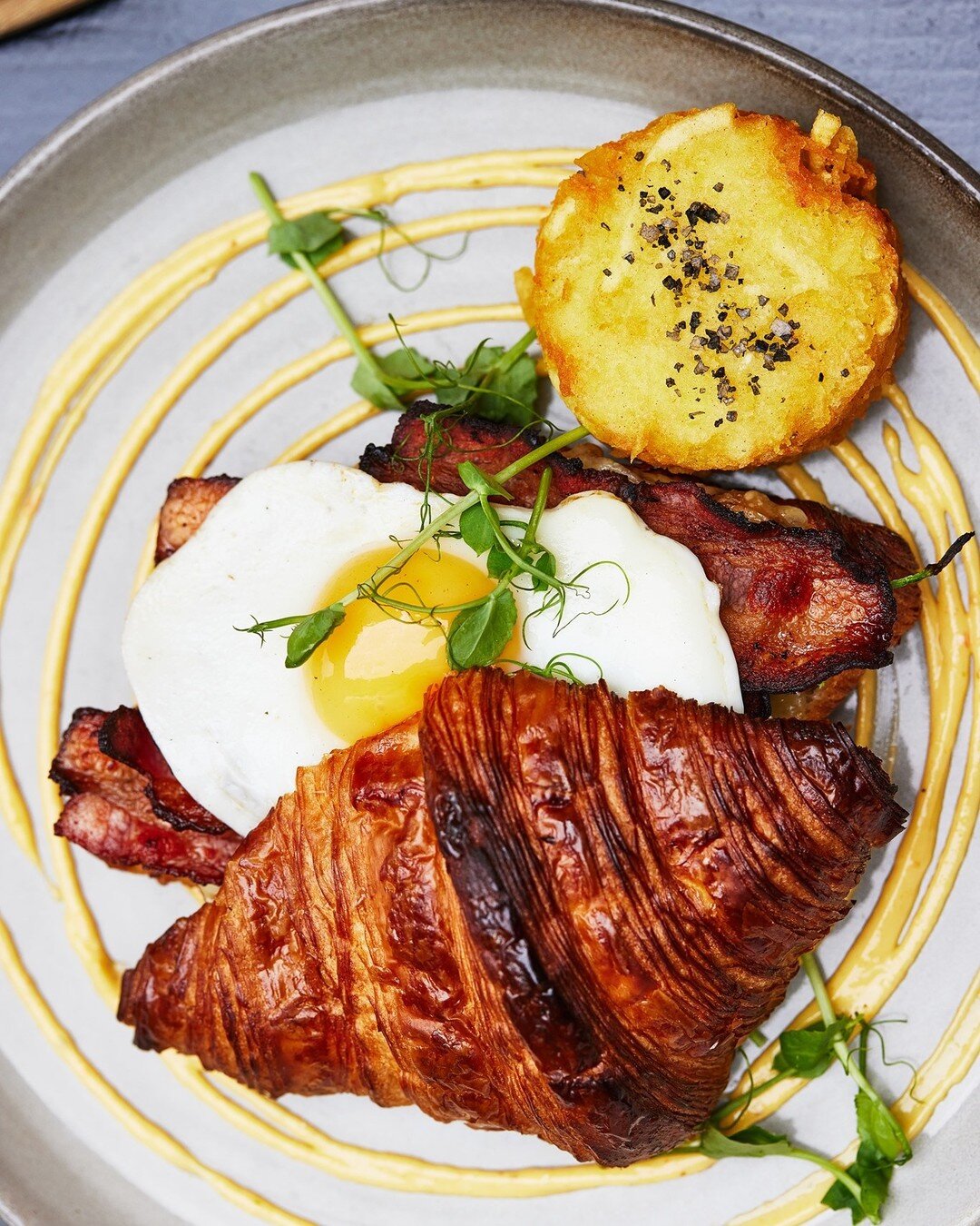 A loaded croissant breakfast to get you out of bed on a hard Monday morning 🤤

Buttery, flaky pastries + all your breakky favs, is there a better combo? We think not 😍

&bull;
&bull;
&bull;
&bull;

#hutchandco #melbournetoeat #melbournebreakfast #m