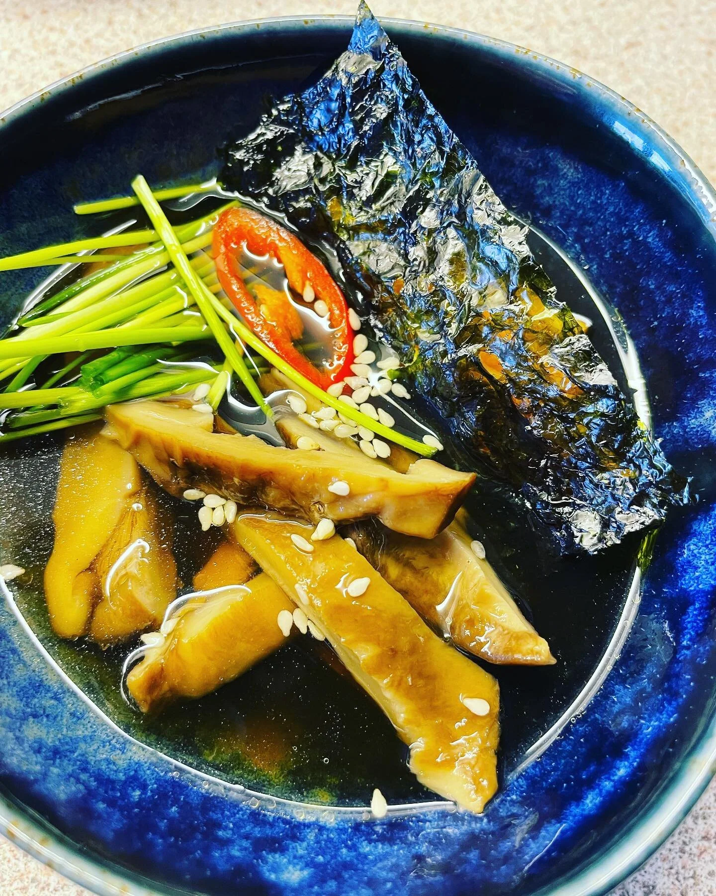 PADDO INSPIRATIE

Wat vinden jullie van deze gegaarde shiitake reepjes? Deze 2de en 3de klasse shiitake reepjes zijn niet mooi genoeg voor de reguliere handel. Maar wij vinden ze top!

Zonde toch, om dat zomaar weg te gooien? Deze shiitake reepjes zi