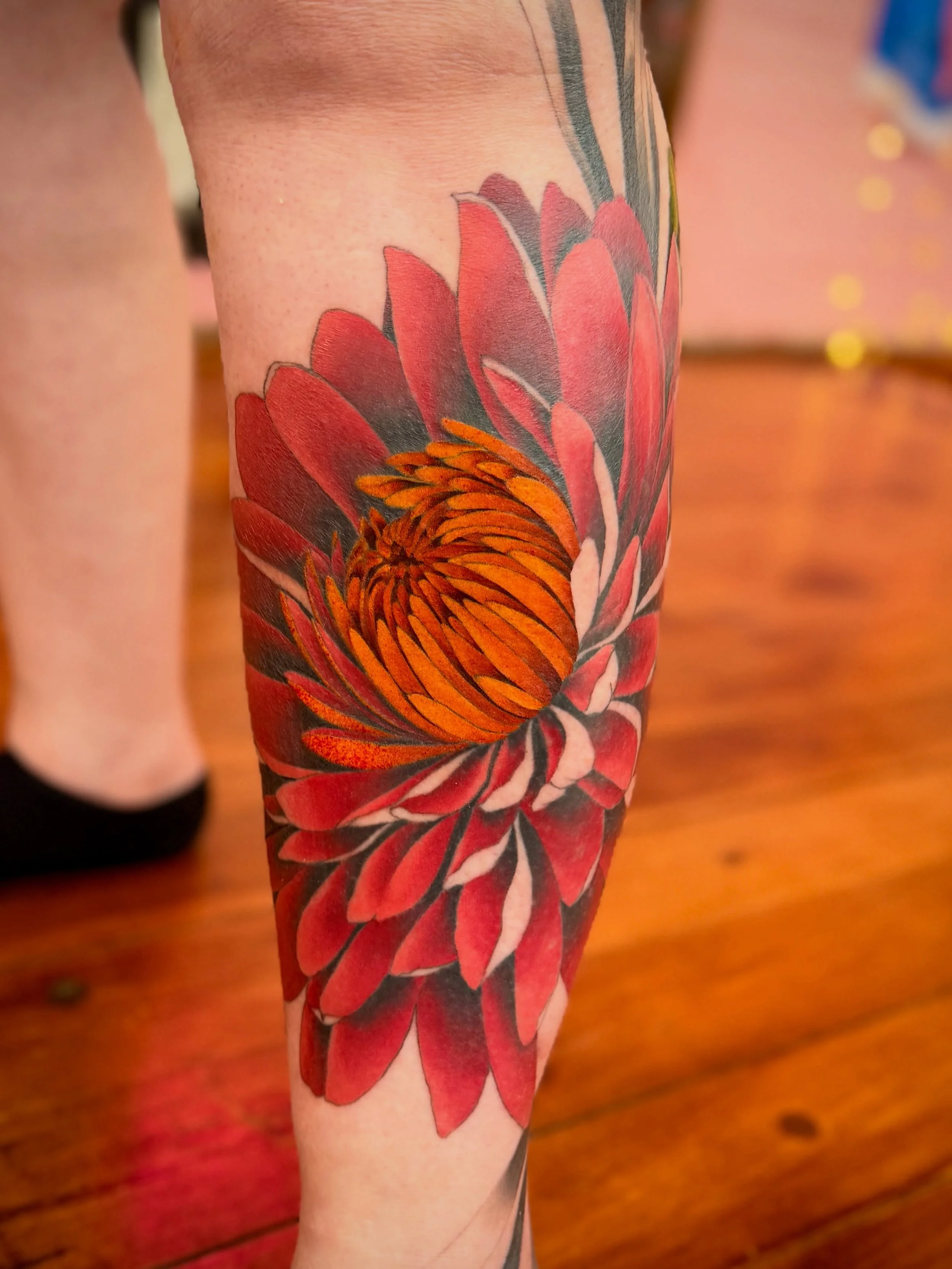 spent today chipping away at Emma's leg sleeve. endlessly apologising for always drawing chrysanthemums when I'm given free reign cos...so...many...petals 😂