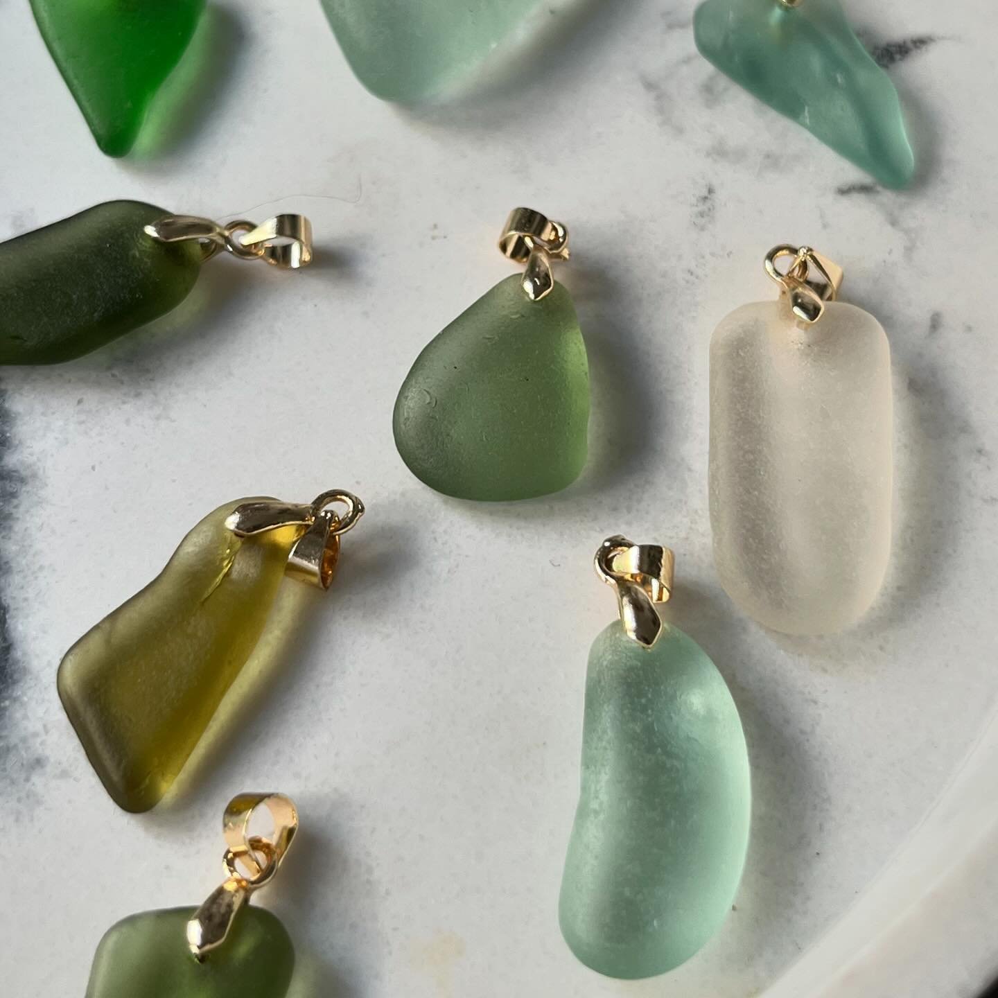 New  N🍑des ! 

For the OG Seafoam fans you&rsquo;ll remember that I used to do a regular drop of plain, unadorned seaglass pendants- celebrating the natural beauty of the glass.

After a pretty length hiatus, I&rsquo;ve finally got a fresh batch Sea