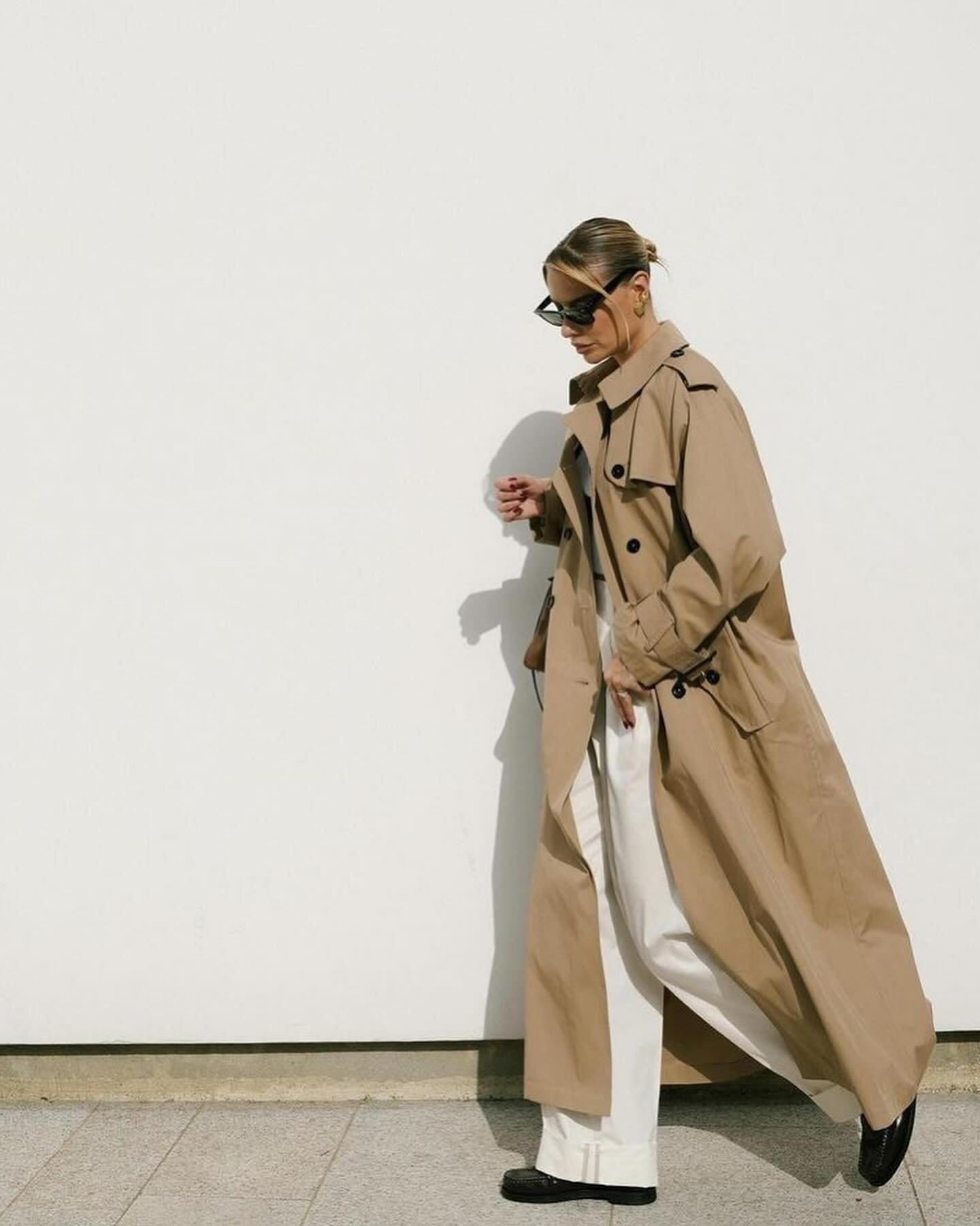 Trench coat by @herno_official 🧥

A timeless classic that has left its mark on the history of elegant womenswear, which Herno has revamped with style and comfort in mind.

As seen on one of Italian style icons @veronicaferraro 🤎 
We will be wearing