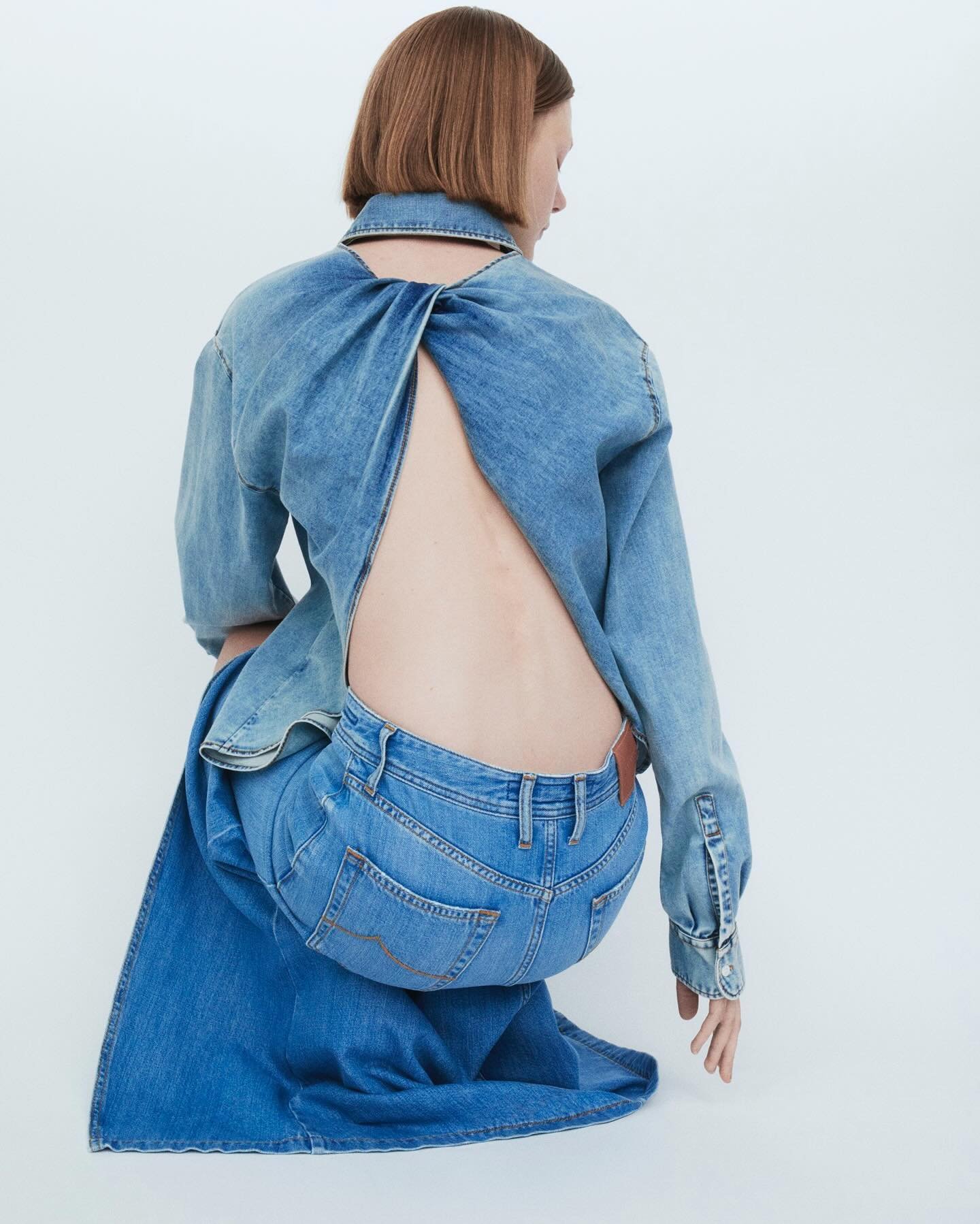 Subtle feminine touches on everyday denim. 💙

@jacobcohen_official &rsquo;s Spring Summer women&rsquo;s collection features open back shirts, dresses enriched with fabric weaves and delicate sleeve openings, adding a touch of sophistication and sens
