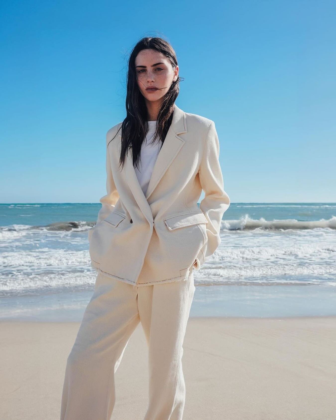 Jacob Coh&euml;n&rsquo;s new version of a female suit is a delicate, soft,  dream in cream colours. 🤍
Ecru cotton adds to it the feeling of rawness and natural quality, in the impecable Jacob Coh&euml;n&rsquo;s silouethes.

Discover the collection a