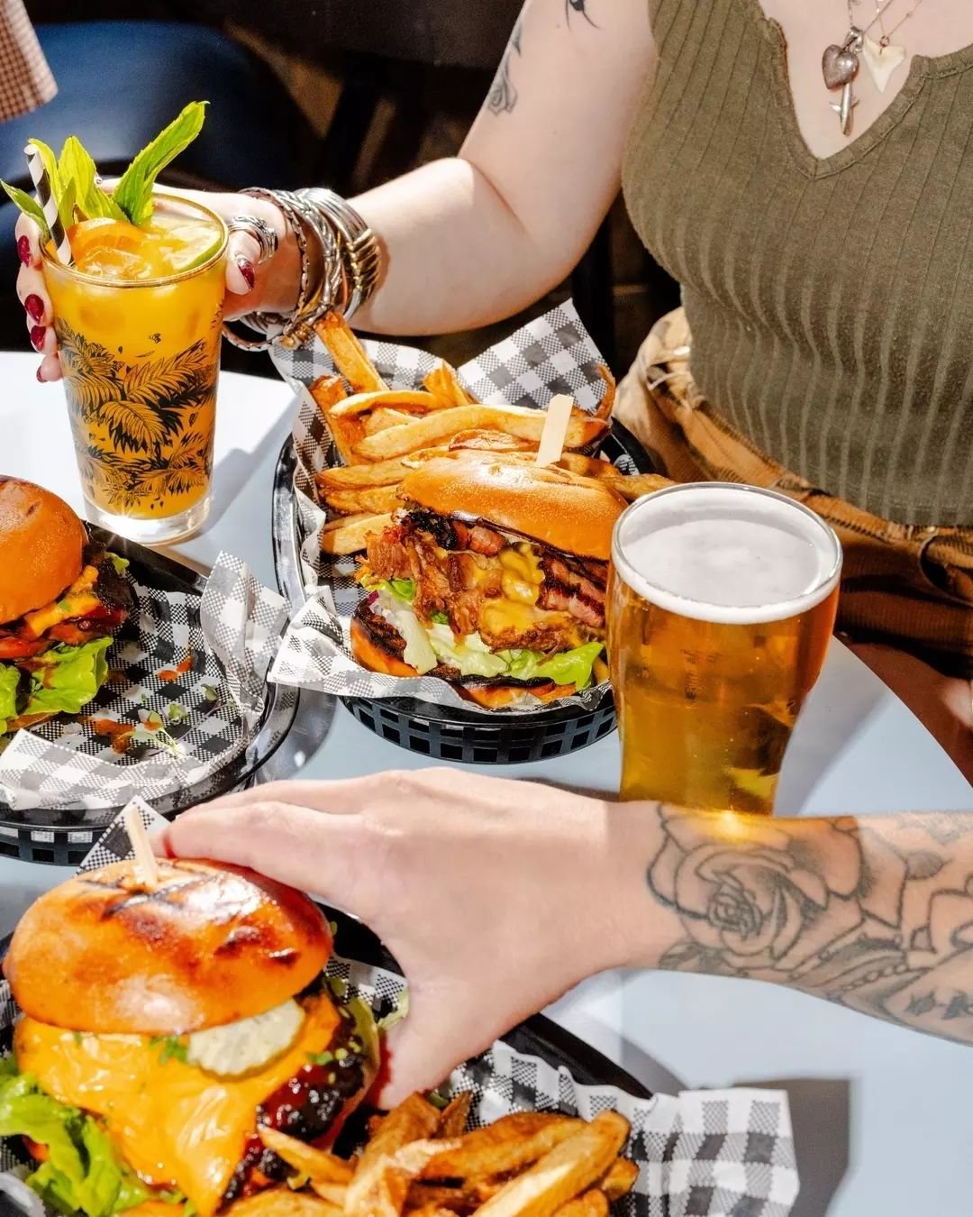NEON PALMS 🍔🍔 Servin' up cocktails, dreams and (delicious) burgers on William.

Come and get your hands dirty with one of our juicy burgers with a Latin-American flare.