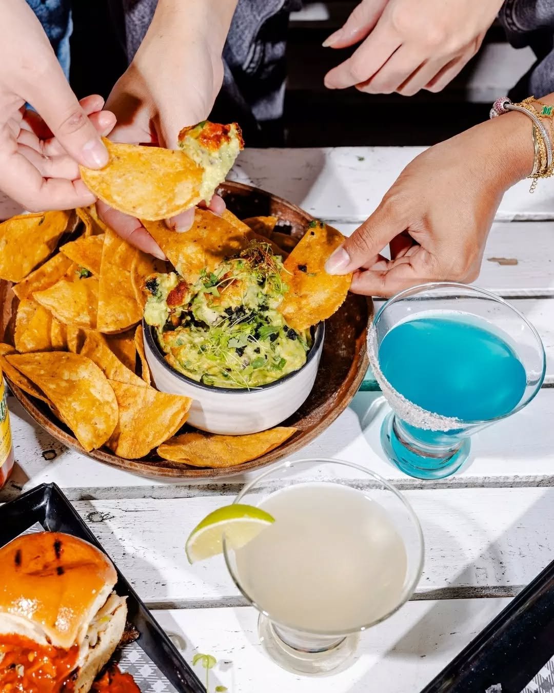 GUAC IT LIKE IT&rsquo;S HOT&nbsp;🥑&nbsp;Because every good night starts with a lil dip.