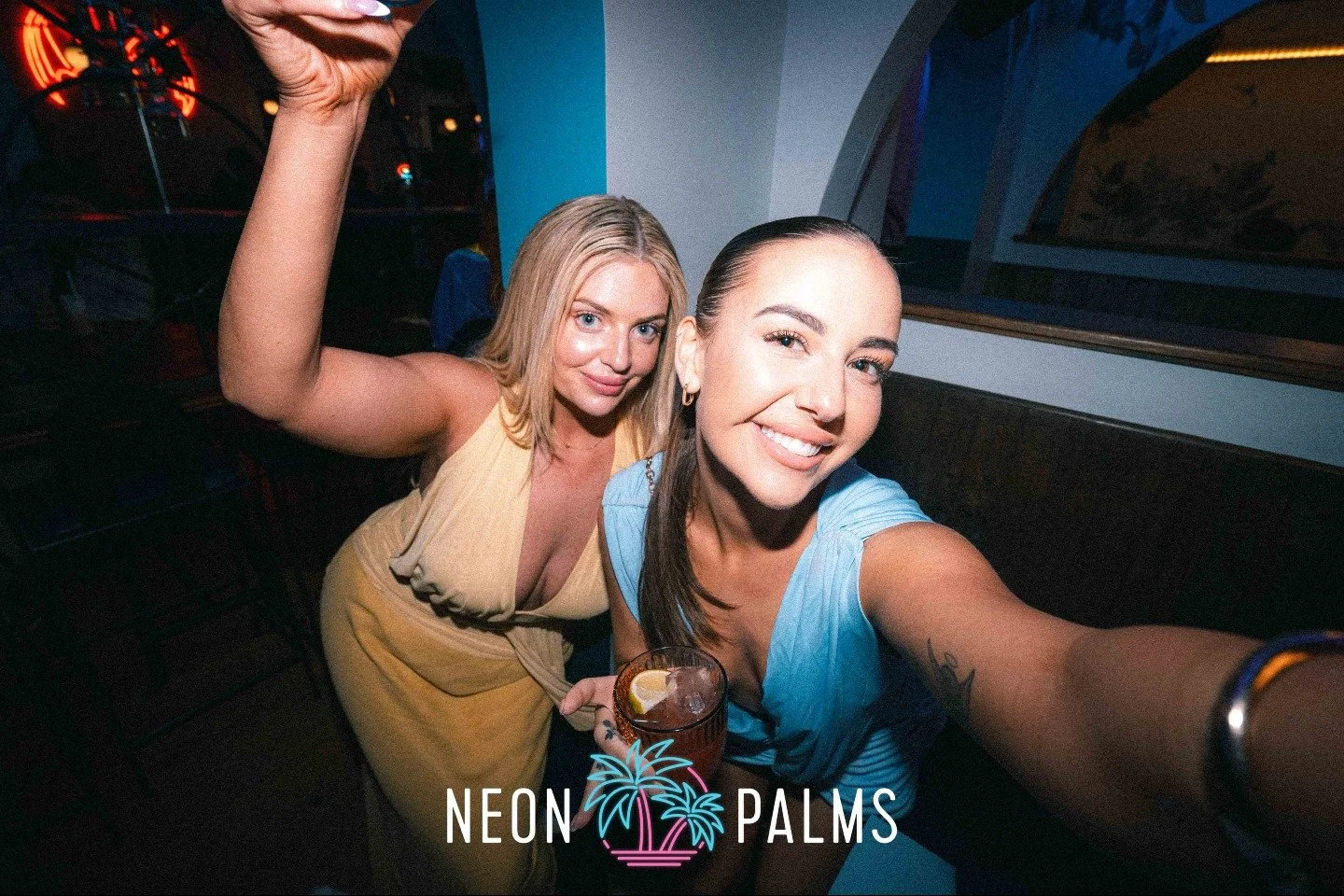 🥭 Neon Fridays and the Mango Daiquiri. A combination that needs no explanation.

Archie Rose White Cane | Fresh Mango | Lime | the kind of sip that makes you close your eyes for a second 🌴

Cold, fruity and dangerously easy to order again.

Tell so