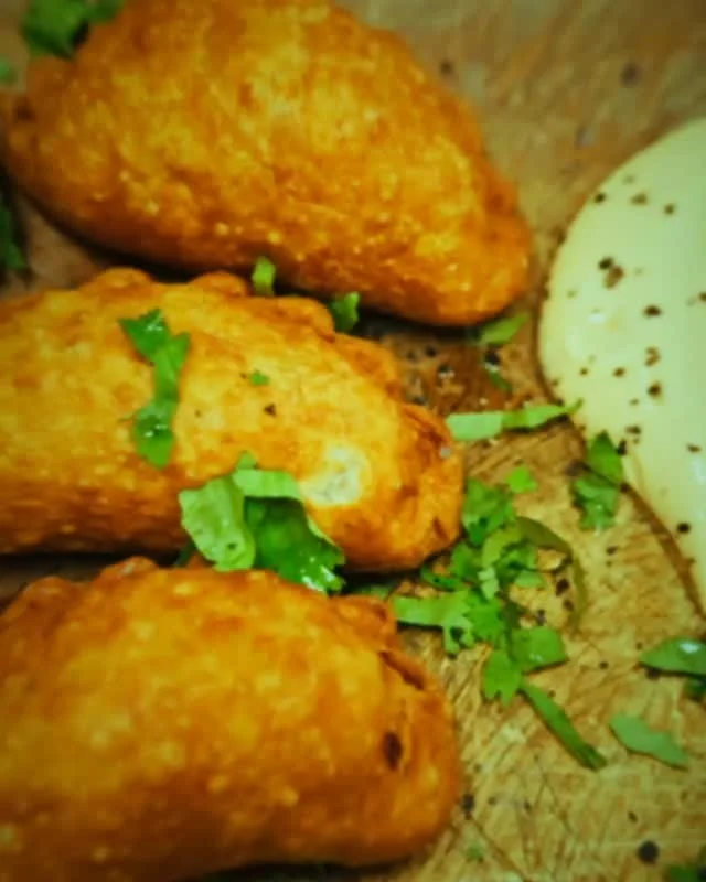 LA EMPANADA

🌴 The EMPANADA showed up and nobody had any complaints.

Seasoned chicken, warm spices, folded into pastry and fried until golden.

The kind of thing you order once and immediately order again.

You know where to find us. 🫶🌶️

Availab