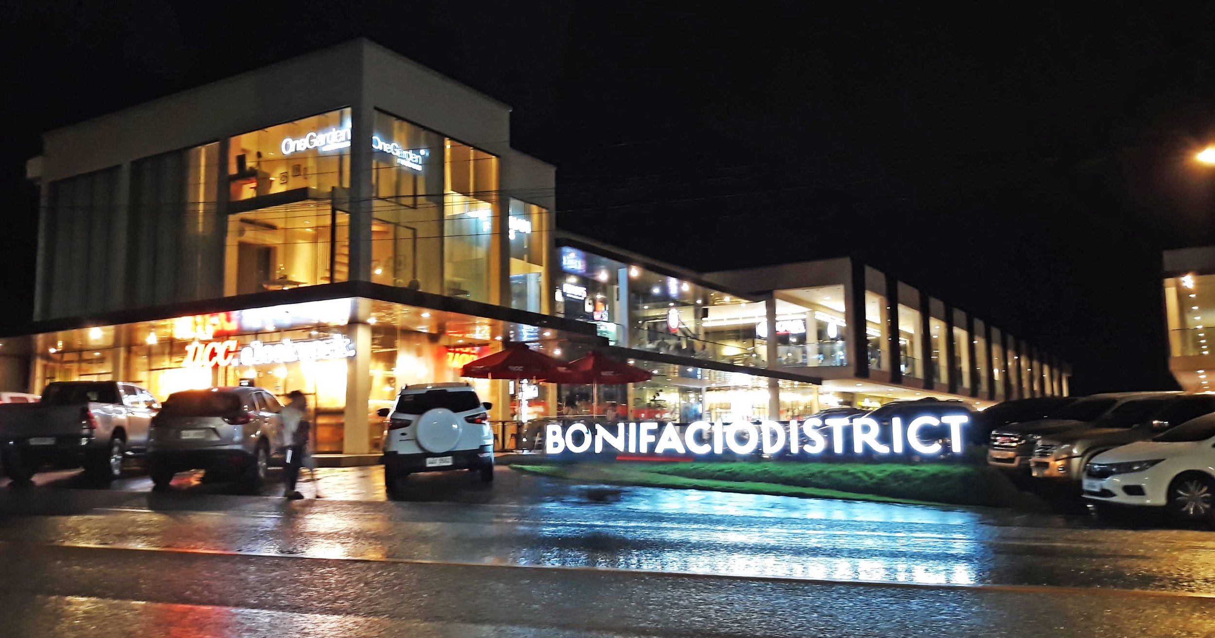 Bonifacio Disctrict Cebu - A modern mixed-use development featuring restaurants, coffee shops, fitness centers, offices, and lifestyle establishments. Located near GE Home Residential Inn for added convenience.