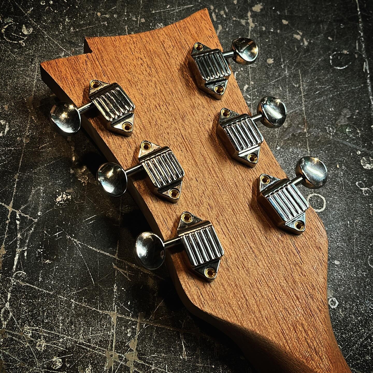 I don&rsquo;t know why more people don&rsquo;t go with Kluson Wafflebacks, I think they&rsquo;re rad. My Jupiter Thunderbird named Jed-Bo is getting a set in nickel with metal buttons. Classic. 

#redeemedguitars #jupiterthunderbird @klusonofficial #