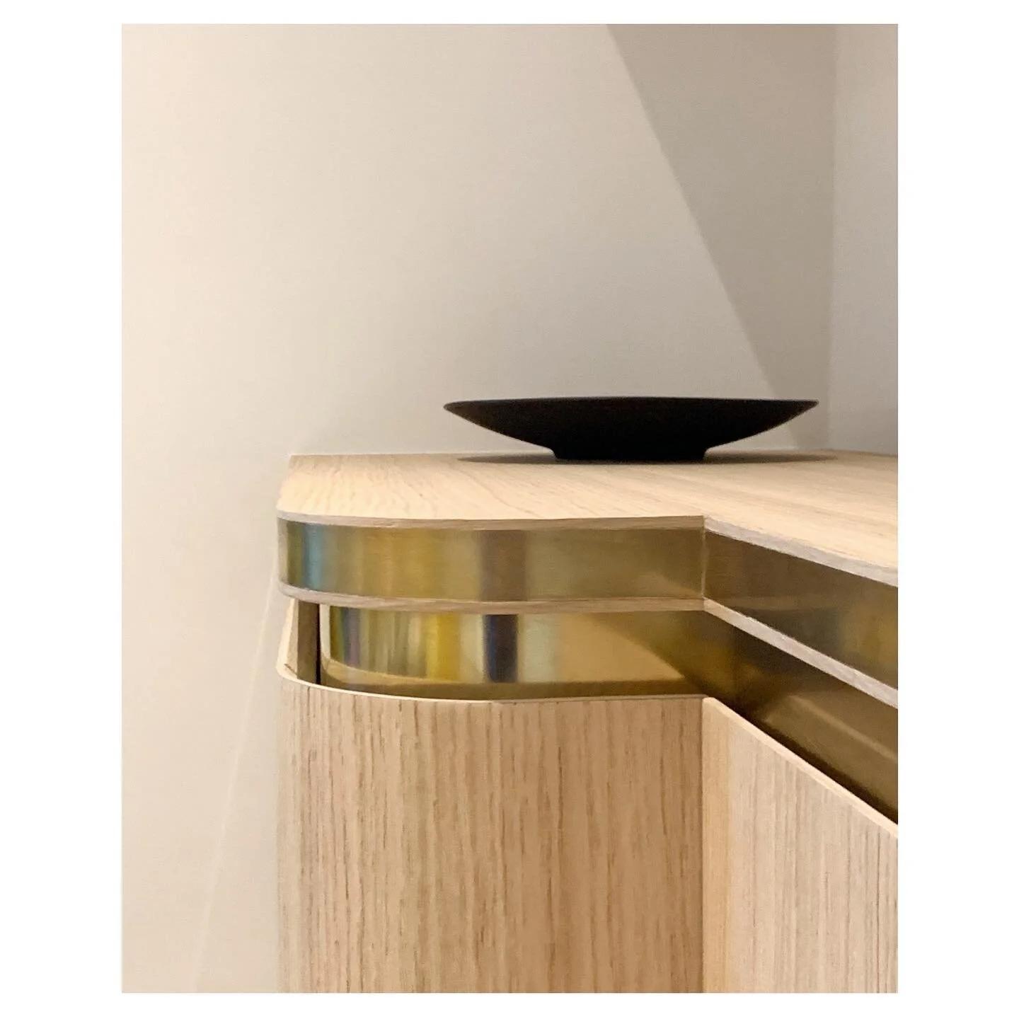 NEW // MEUBLE sur mesure // Bois clair &amp; Laiton patin&eacute; //
.
 design by @pascalinelefebvre 
.
#meubledesign#creationsurmesure#laitonpoli#boisclair#metierdart#belgiandesigner#homefurnituredesign#customfurniture#pascalinelefebvrecreation
.
#l