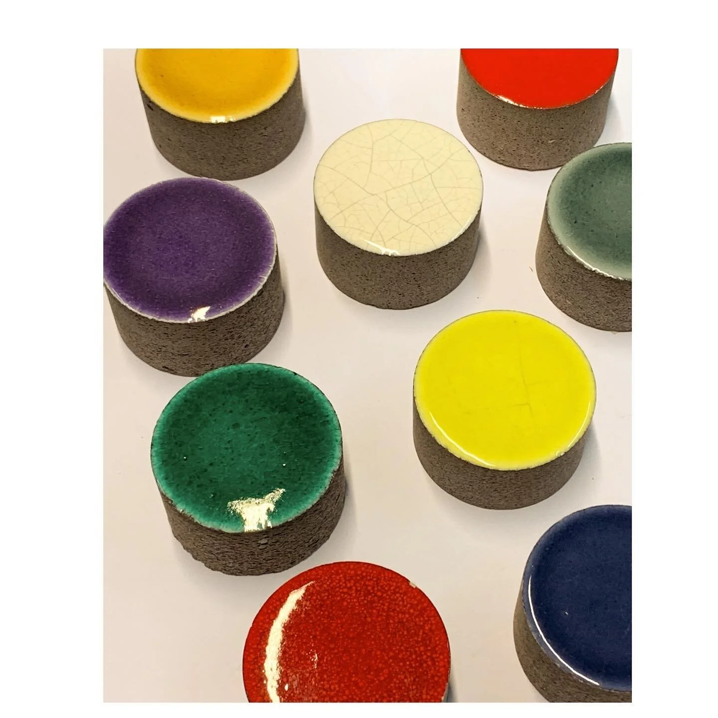 // Matières // Couleurs // ...
#échantillons
#nouvellerecherche
#pierreemaillée
#mobiliersurmesure
#liketoplay
#new#pascalinelefebvrecreation 
.
👉🏻 #staytunned