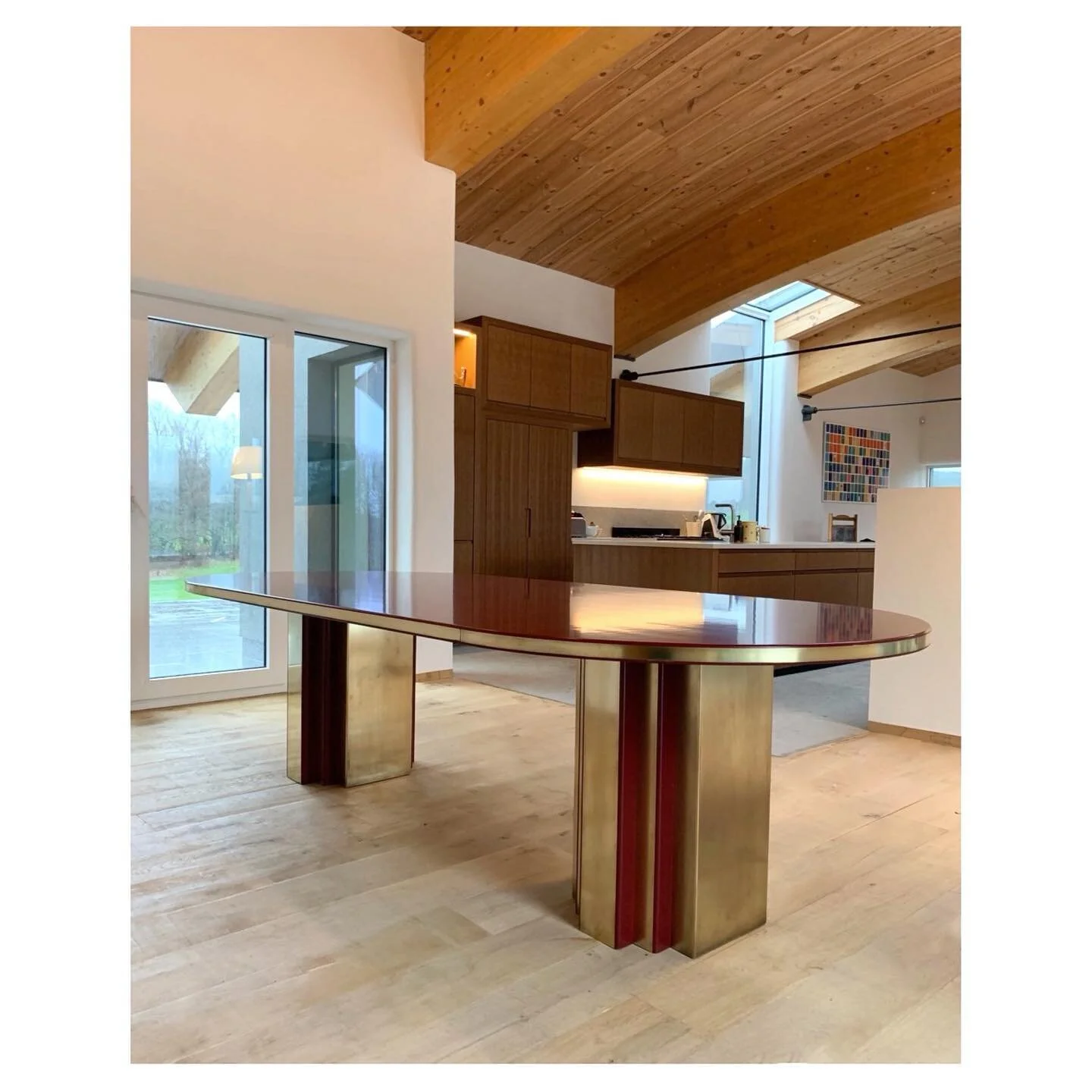 // NEW / sculptural &bull;DINING TABLE &bull; //
Laque rouge / laiton patiné //.
.
#redtable#sculpturaltable#tablesurnesure#laquagealancienne#diningtable#tableunique#brasstable#metierdart#belgiandesigner#homefurnituredesign#customfurniture#pascaline