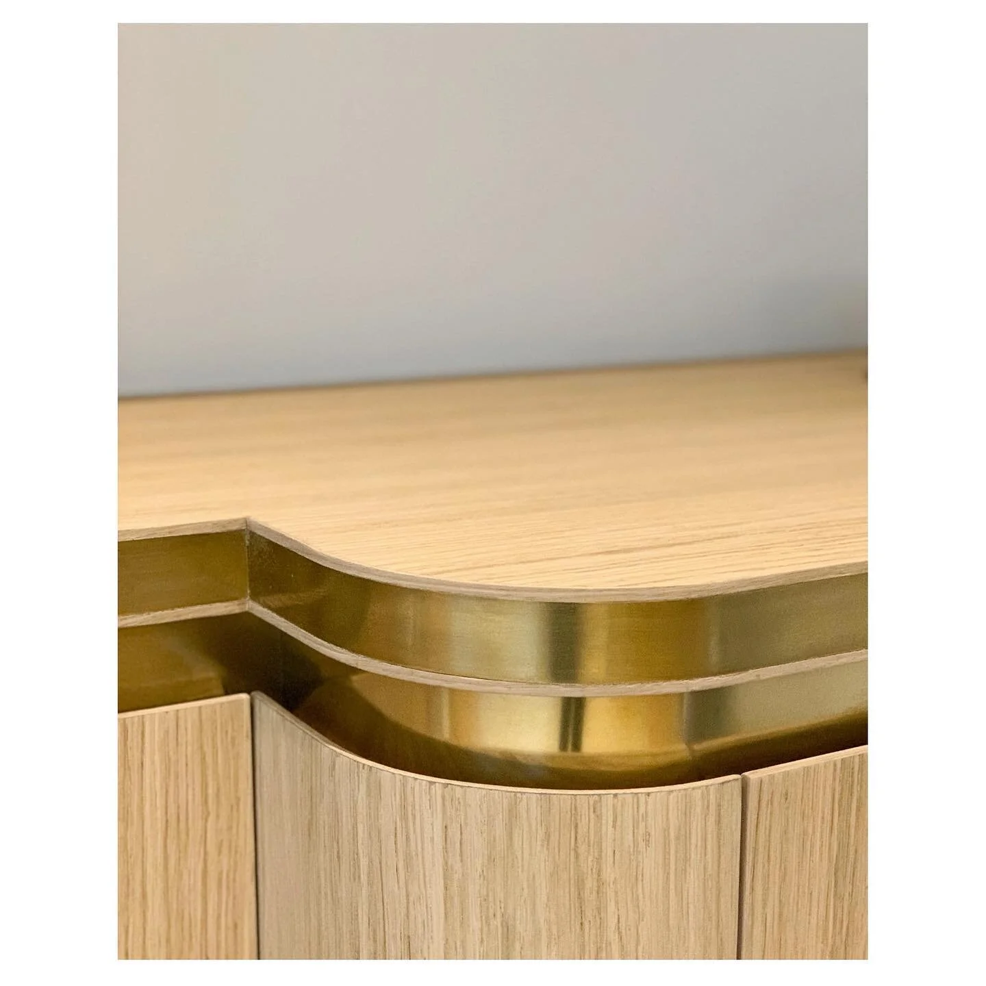 ZOOM // MEUBLE biblioth&egrave;que // Bois &amp; laiton patin&eacute; //
.
#metierdart#artisanatbelge#meubledesign#creationsurmesure#laitonpoli#boisclair#homefurnituredesign#customfurniture#pascalinelefebvrecreation
.
 Designed by @pascalinelefebvre 