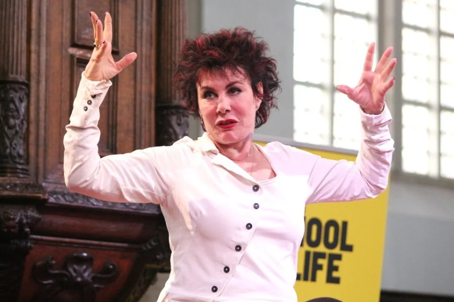 Ruby Wax speaking at an event. Photo by Jjnoordman, CC BY-SA 4.0, via Wikimedia Commons.