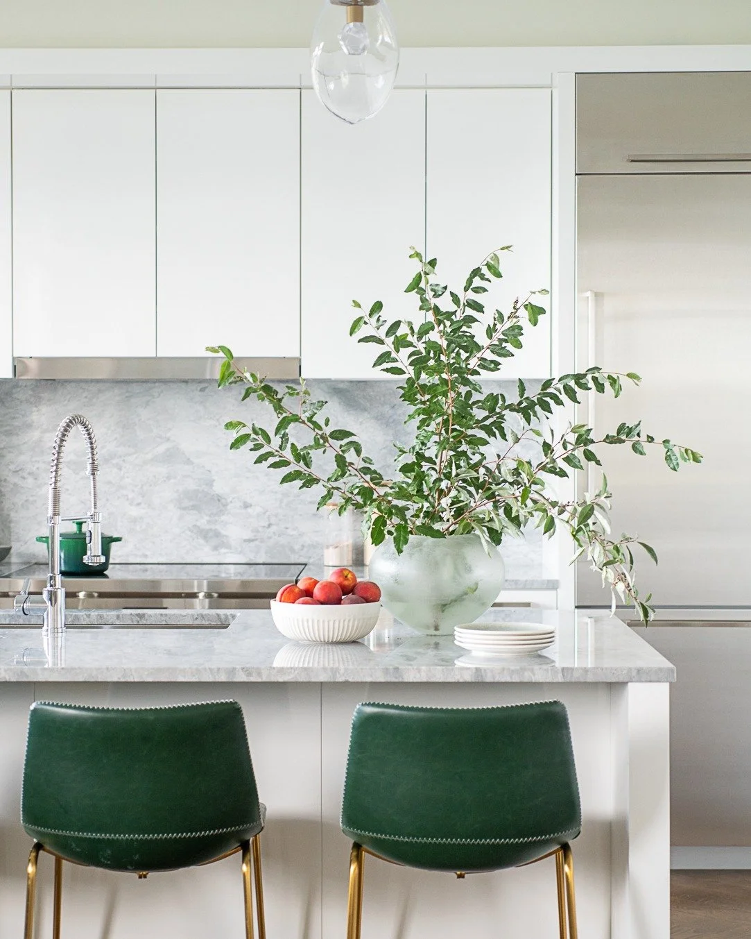 When designing a kitchen, everything comes back to function and practicality. For barstools, we love wipeable options that can handle the everyday&mdash;whether it&rsquo;s little ones at the counter or just messy eaters!

Photos by @mcbecks_pix 

#in