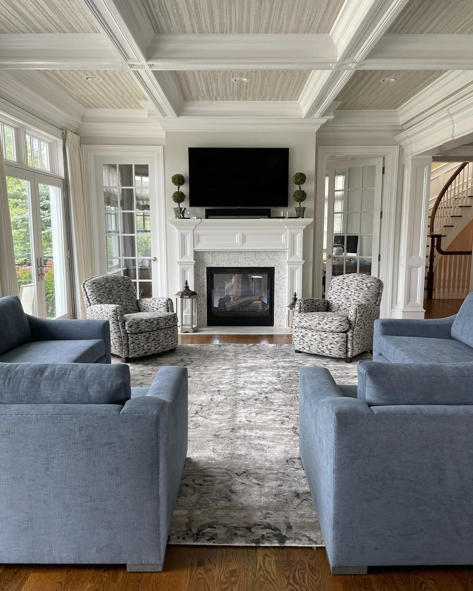I love the symmetry in this room, highlighted by custom sofas thoughtfully arranged to mirror one another across the space.

#interiordesign #interiors #design #newyorkapartment #newyorkinteriors #newyorkdesigner #designer #ASIDNJ