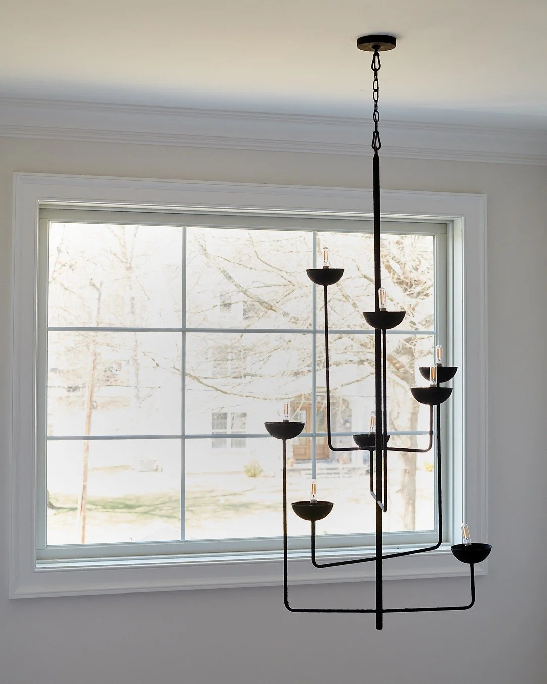 How stunning is this chandelier in one of our current projects? The double-height ceiling created the perfect opportunity for an exaggerated silhouette, so we selected this sculptural statement piece from @cyandesignhome 

#interiordesign #interiors 