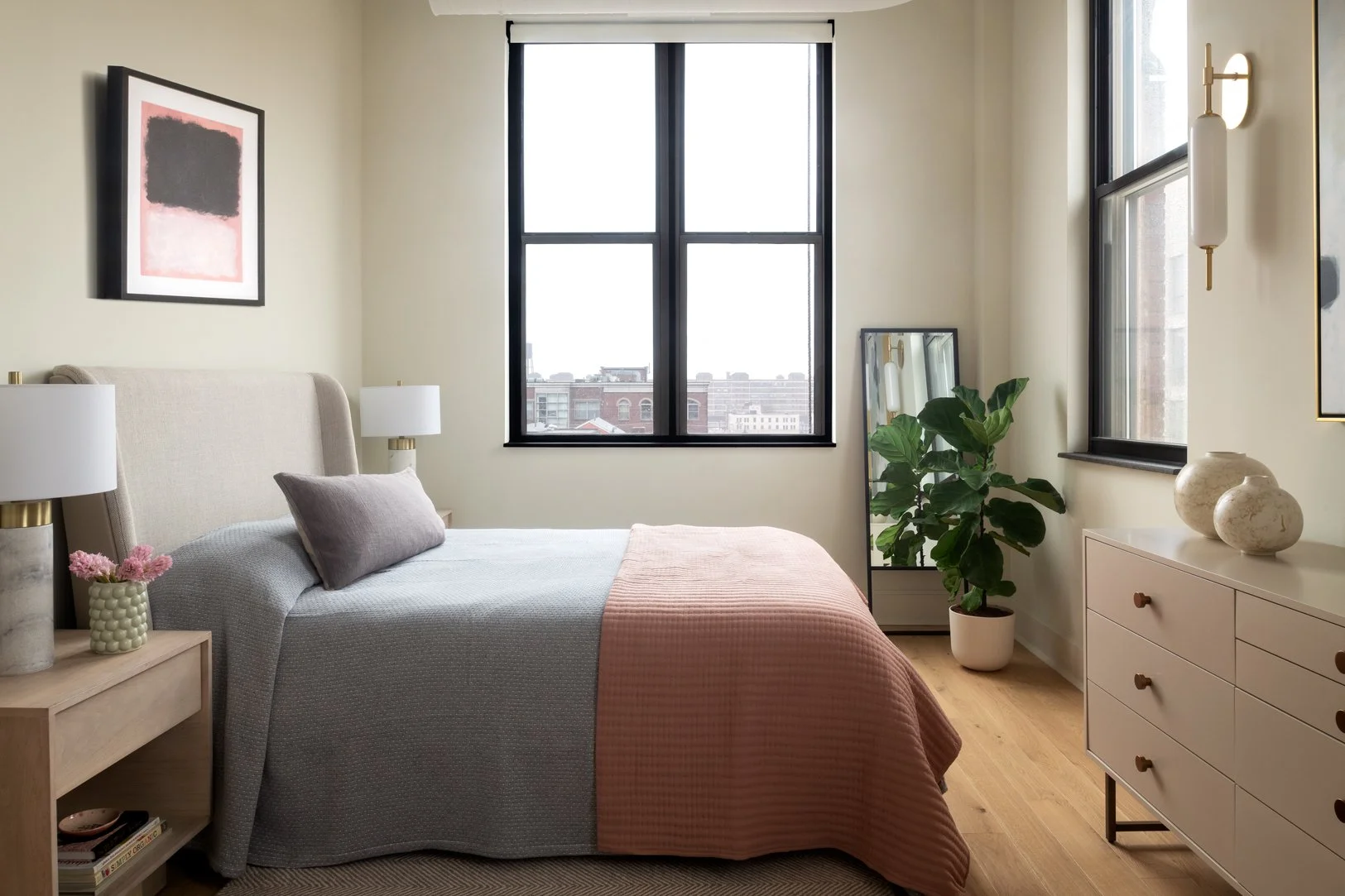 Give me a bedroom that feels like a mini vacation&hellip; but with room service from your own kitchen. ✨ As we approach the weekend before Thanksgiving, I&rsquo;m soaking in every bit of calm before the chaos&mdash;soft textures, layered lighting, an