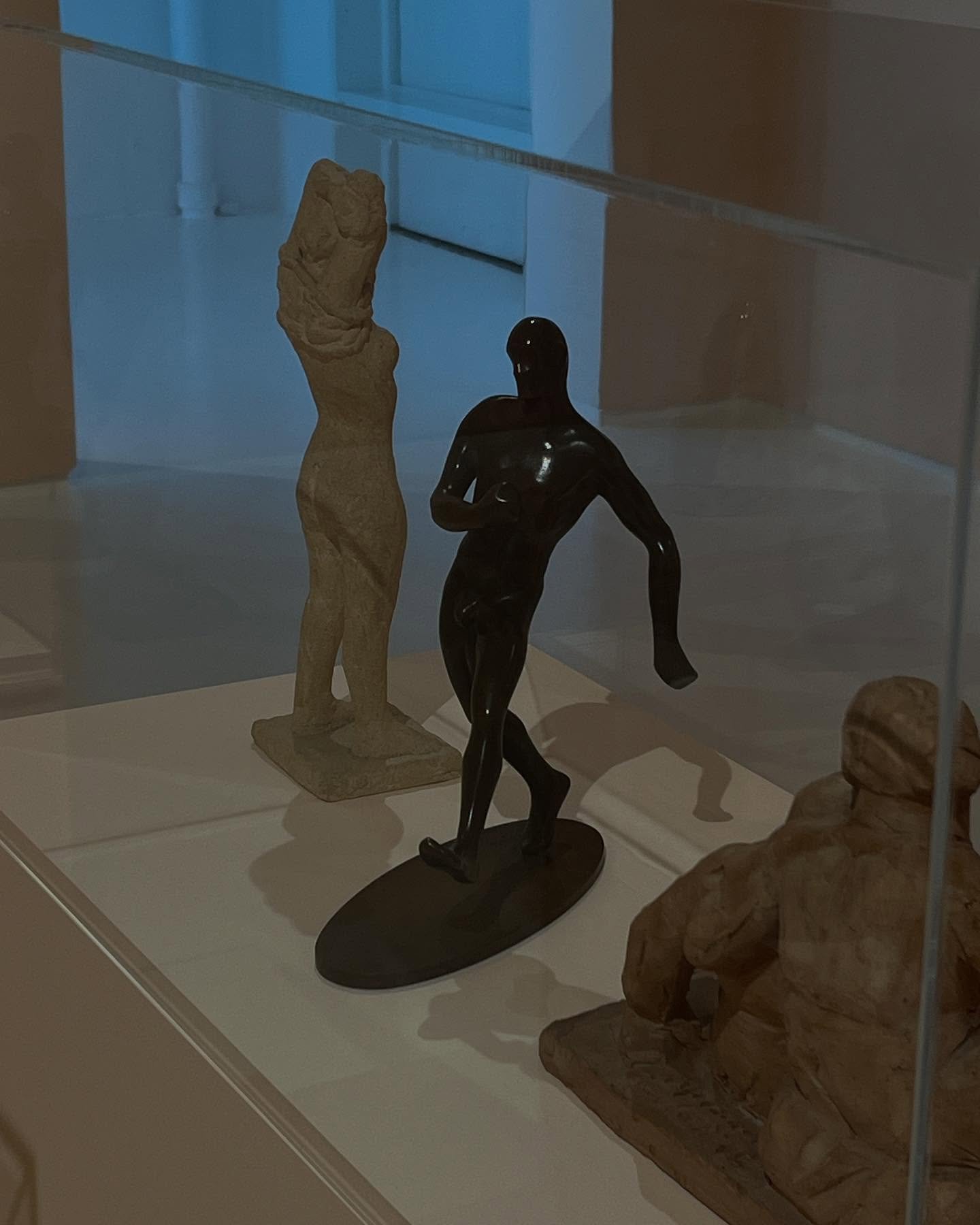 Tday I went to a course in Odense &amp; the leader was an 1.5hrs late so I mooched around an #art #gallery: started my day from my #happy place; made me #feel like this lil #bronze #dude
(((((((~;
@kunstmuseum_brandts tak du!