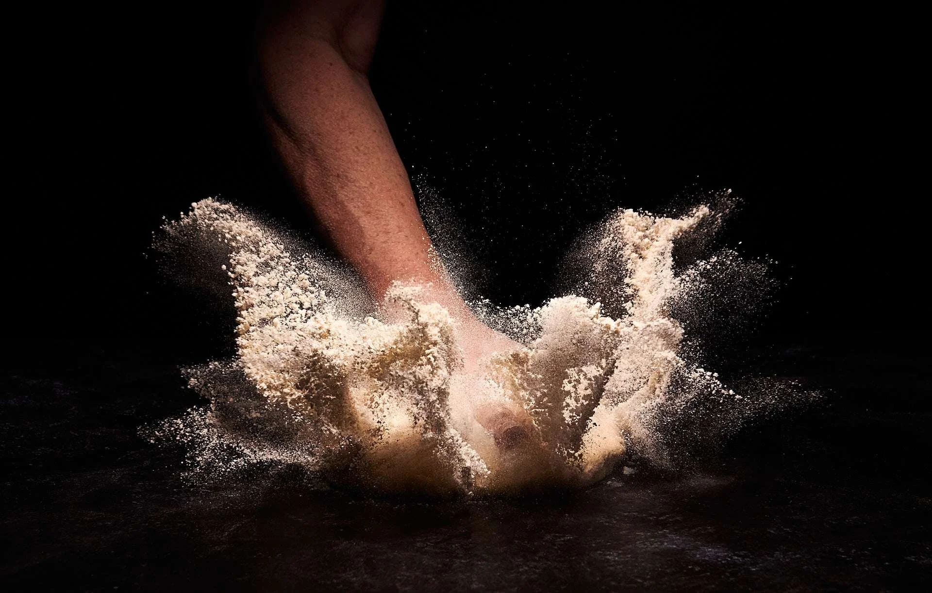 wildsmith.photography-Series-Breadmaking-01-FlourSplash.jpg