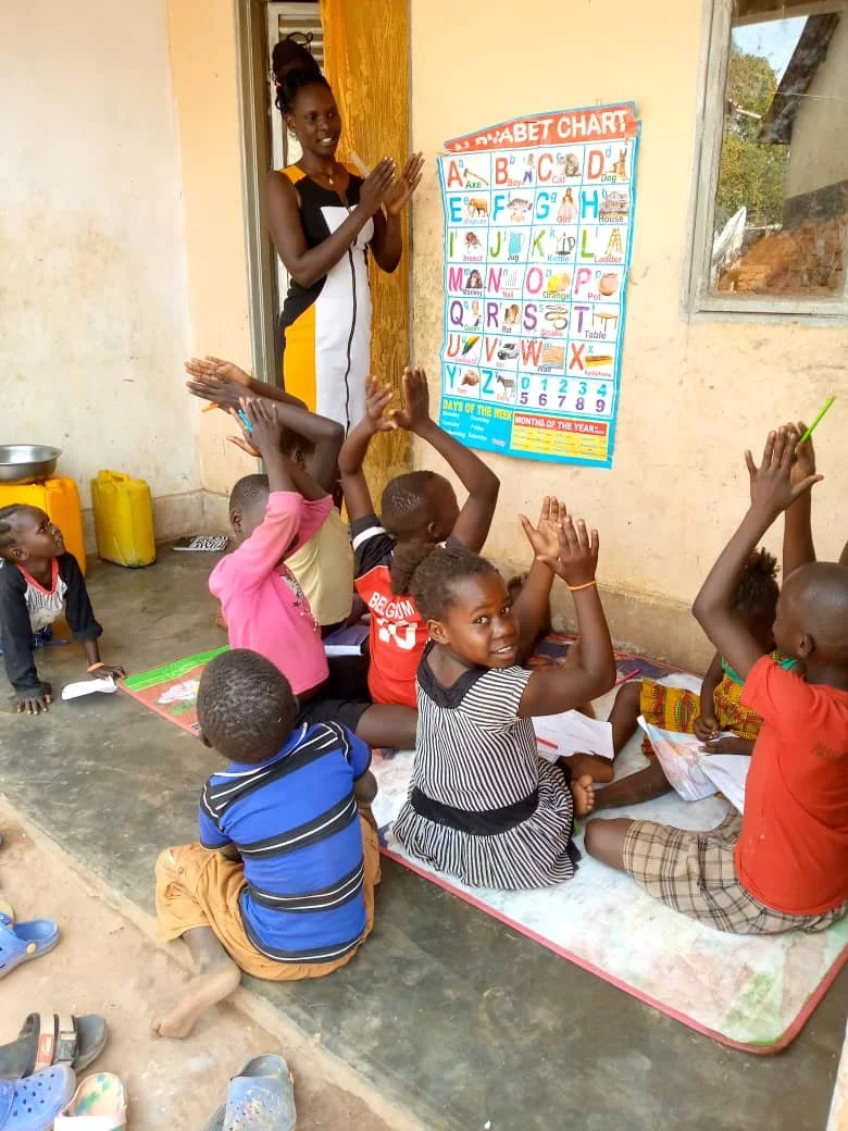 Christine, MBB high school and university alumna now in healthcare, teaches phonetics to a kintergarden class