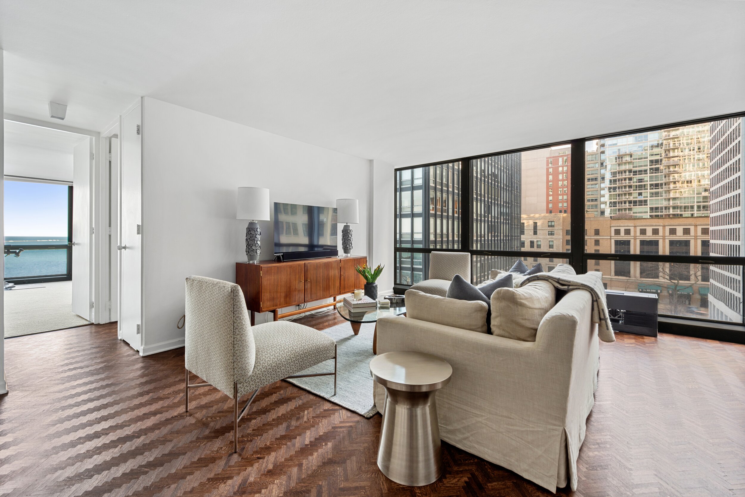 04_900NLakeShoreDrive_Unit712_10001_LivingRoom_HiRes.jpg