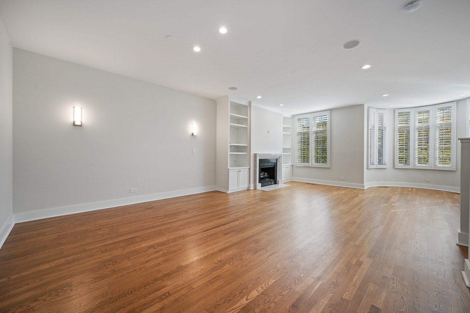 06_2658SouthportAve_UnitE_93_LivingRoomDiningRoom_Large.jpg