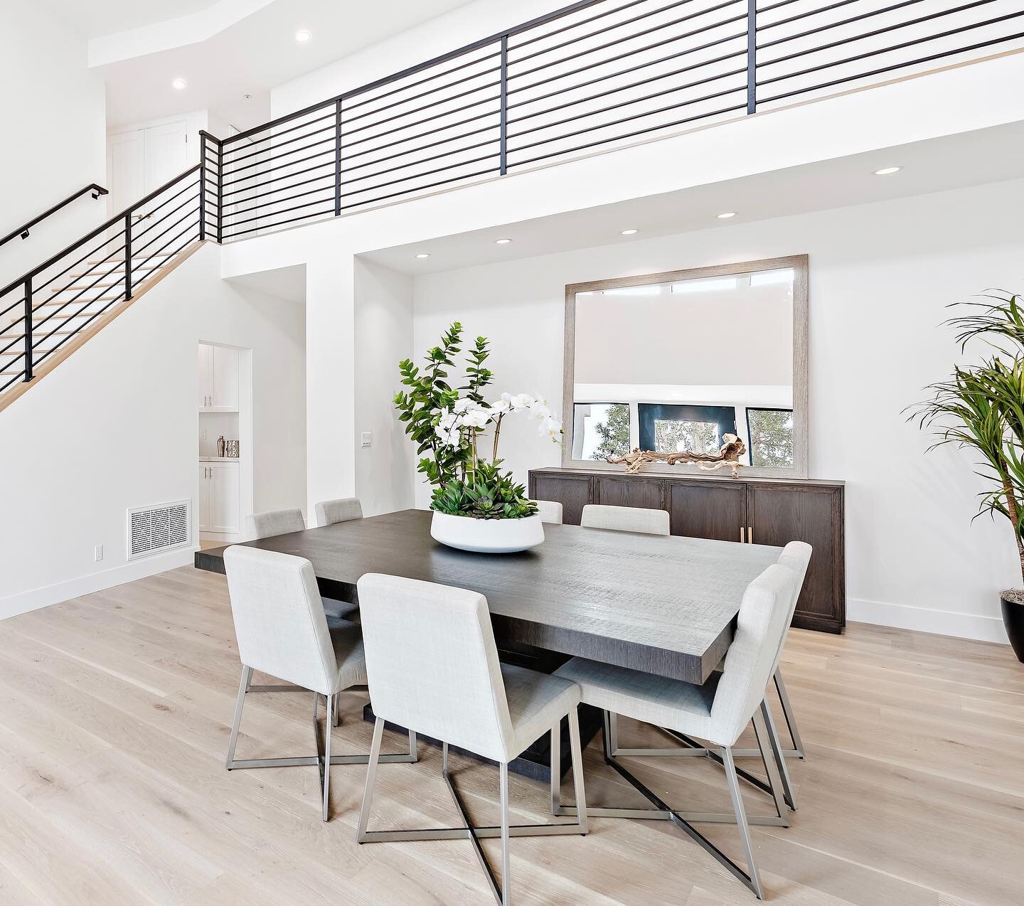 ▪️A giant square dining table was the best way to fill this large, open space. We love this dining option for seating 8! 

Listing by @caseykirklandrealestate 

#interiordesign #diningroom #diningroomdecor #diningroomdesign #diningroomtable #designer