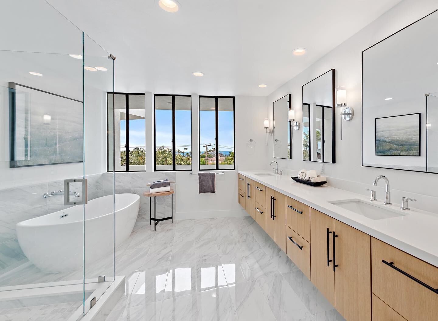 Another angle of the beautiful primary bath we recently staged in San Clemente. 🌊

Agent: @caseykirklandrealestate 
Builder: @chandersonconstruction 

#interiordesign #bathroomdesign #bathroomremodel #bathroomdecor #howwedwell #bathroom #bathroomsof