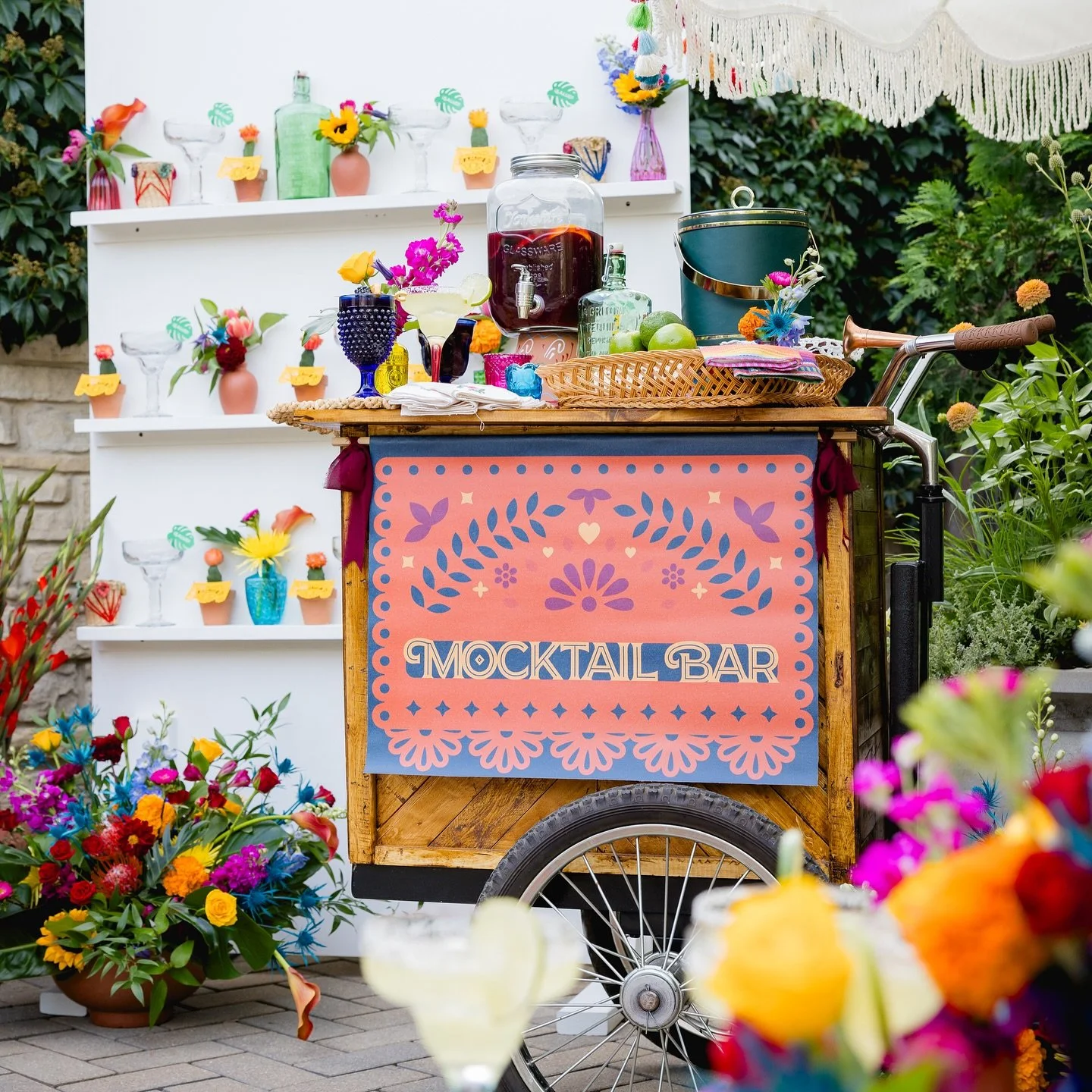 Frida wouldn&rsquo;t do basic&mdash;and neither do we. Mocktails as vibrant as her spirit🌸🥂

Themed parties are our favorite💕

Publisher &amp; Concept: @wedplanmadison 
Co-Coordination, Design, Stationery &amp; Signage: @lkbridal 
Co-Coordination,