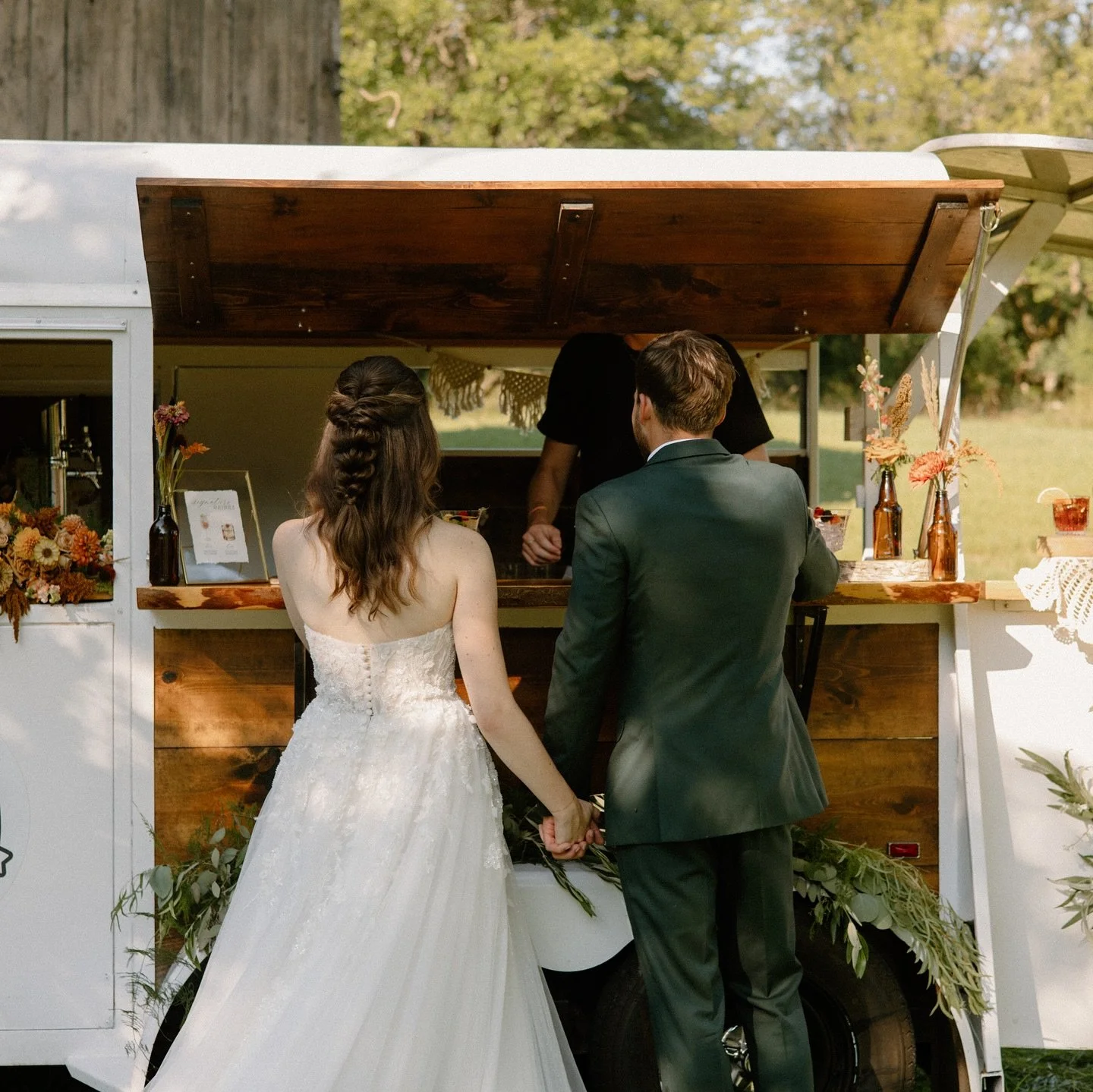 Weddings like this remind us why we love what we do &mdash; good people, big smiles, and memories poured all night long🥂
&bull;
&bull;
&bull;
What a beautiful photoshoot with such incredibly talented people!! Shoutout to all of these lovely people l