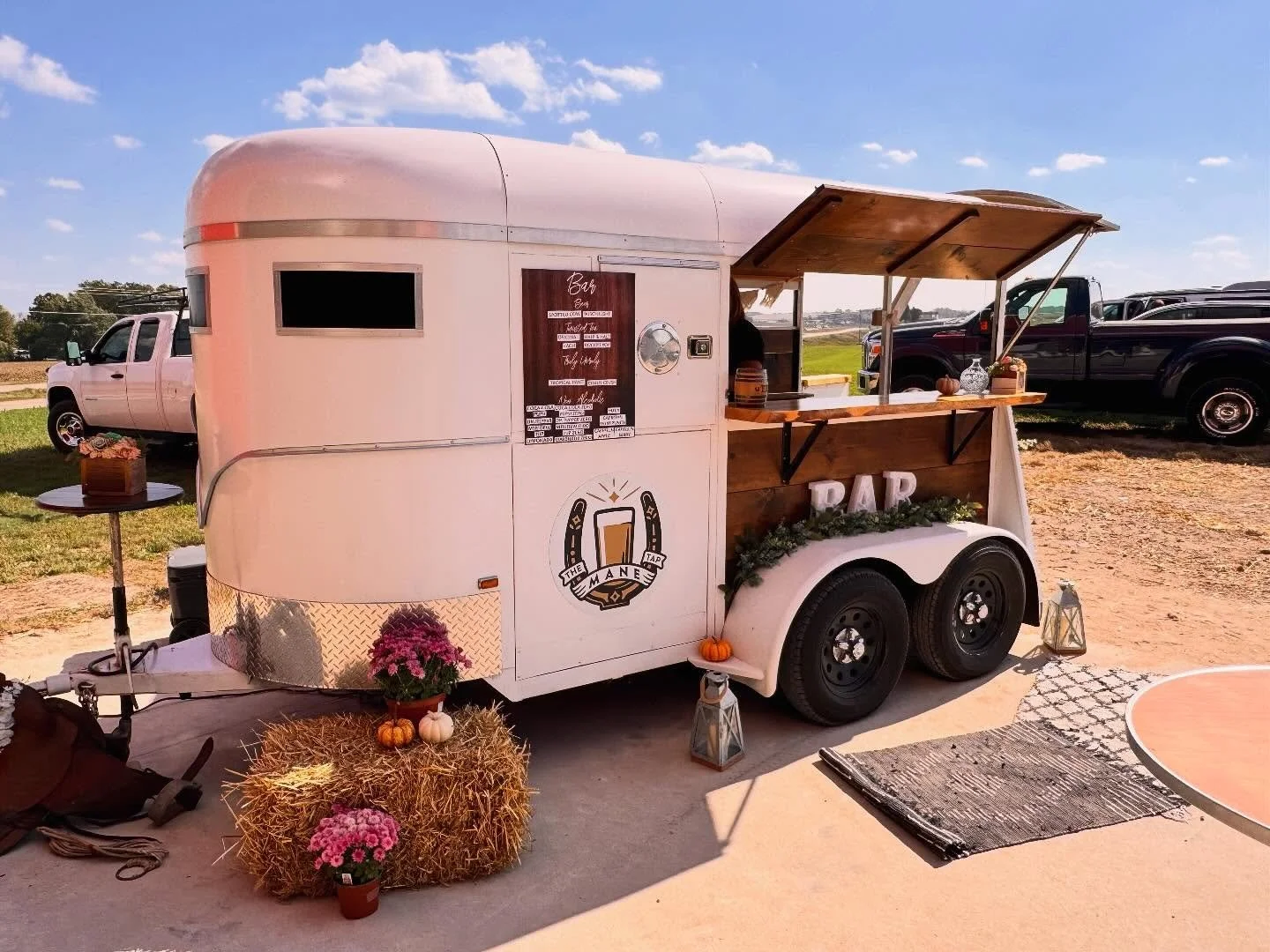 Who says fall can&rsquo;t shine? We brought the sunshine and the sips to this beautiful farm &ldquo;I do&rdquo;🌞🍁🥂 

We had so much fun celebrating this couple 🫶🏼 

#wisconsin #mobilebar #wedding